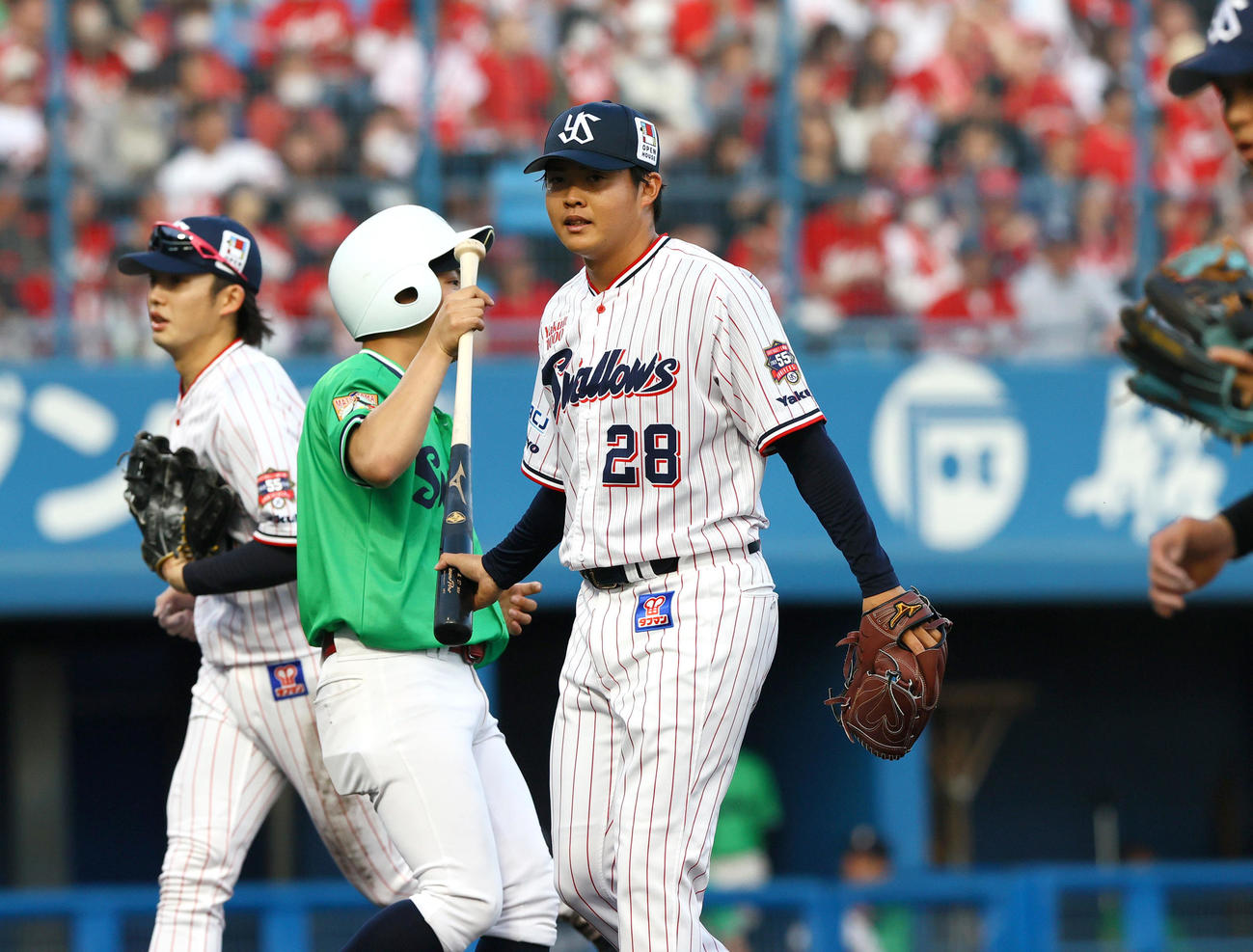 ヤクルト対広島　2回表終了後、ベンチに引き揚げるヤクルト先発の松本健（撮影・上山淳一）