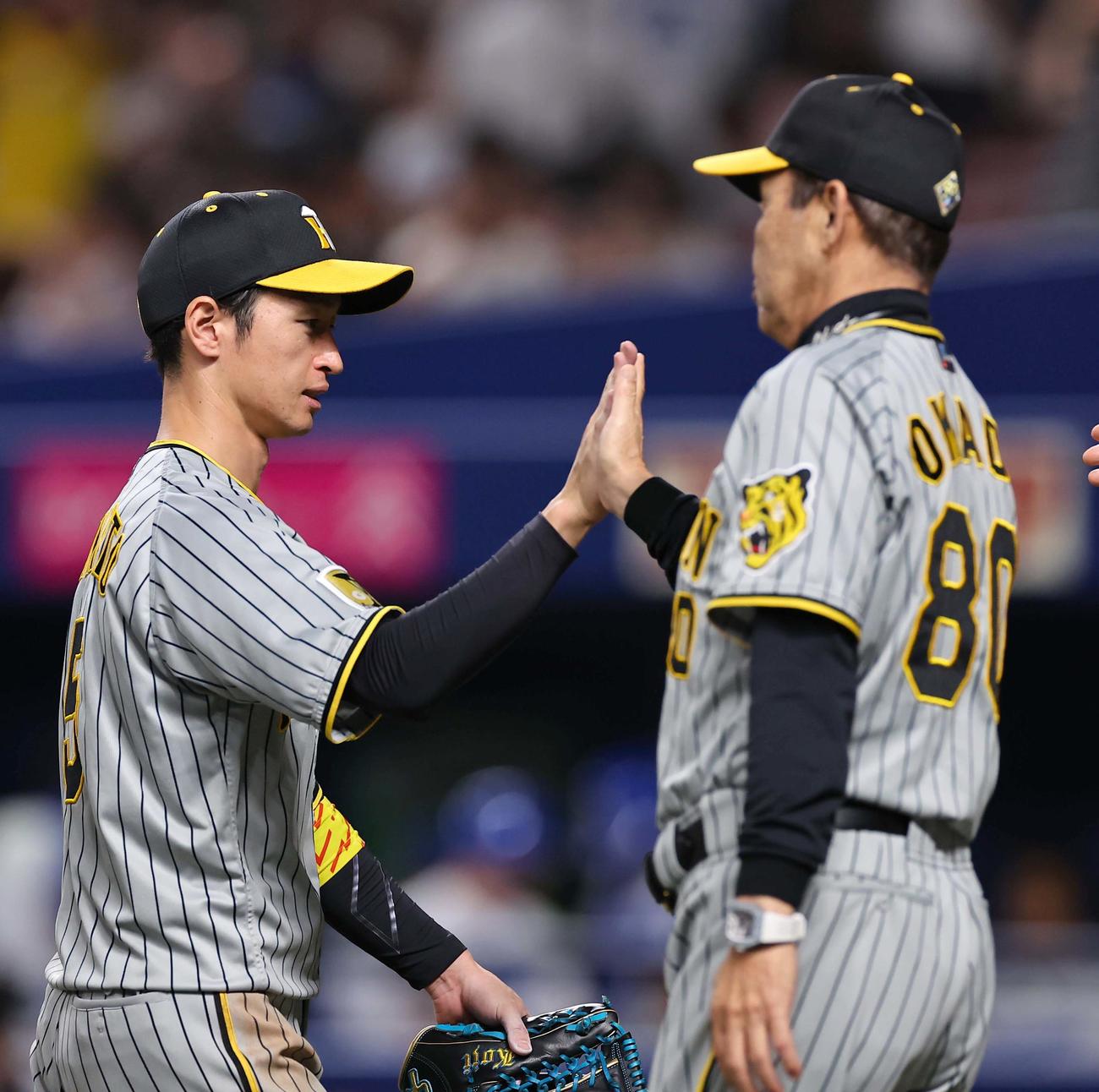 阪神対中日　近本（左）は岡田監督とハイタッチして喜ぶ（撮影・上田博志）