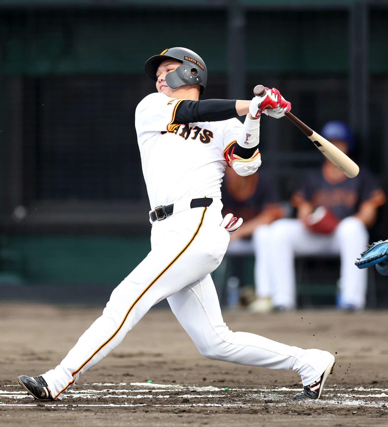 巨人対DeNA 1回裏巨人2死一、二塁、坂本は左前適時打を放つ（撮影・鈴木正人）