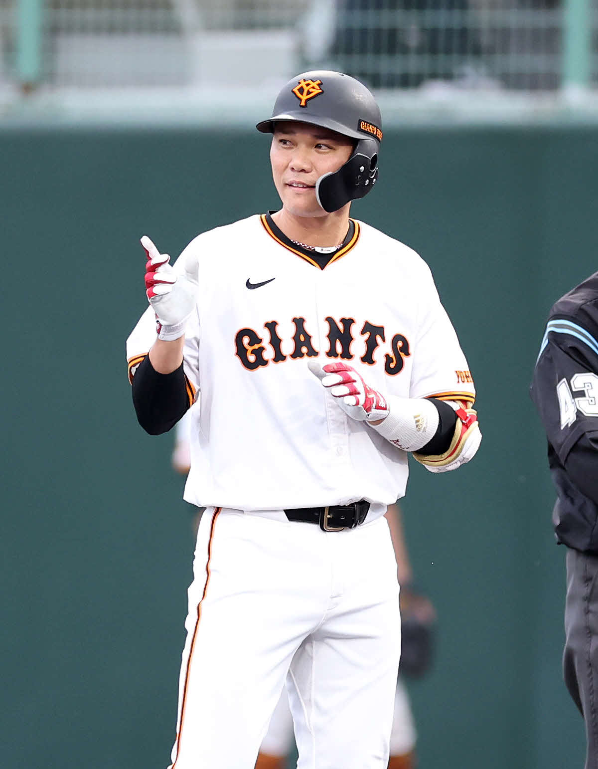 巨人対DeNA 1回裏巨人2死一、二塁、坂本は左前適時打を放ち笑顔を見せる（撮影・鈴木正人）