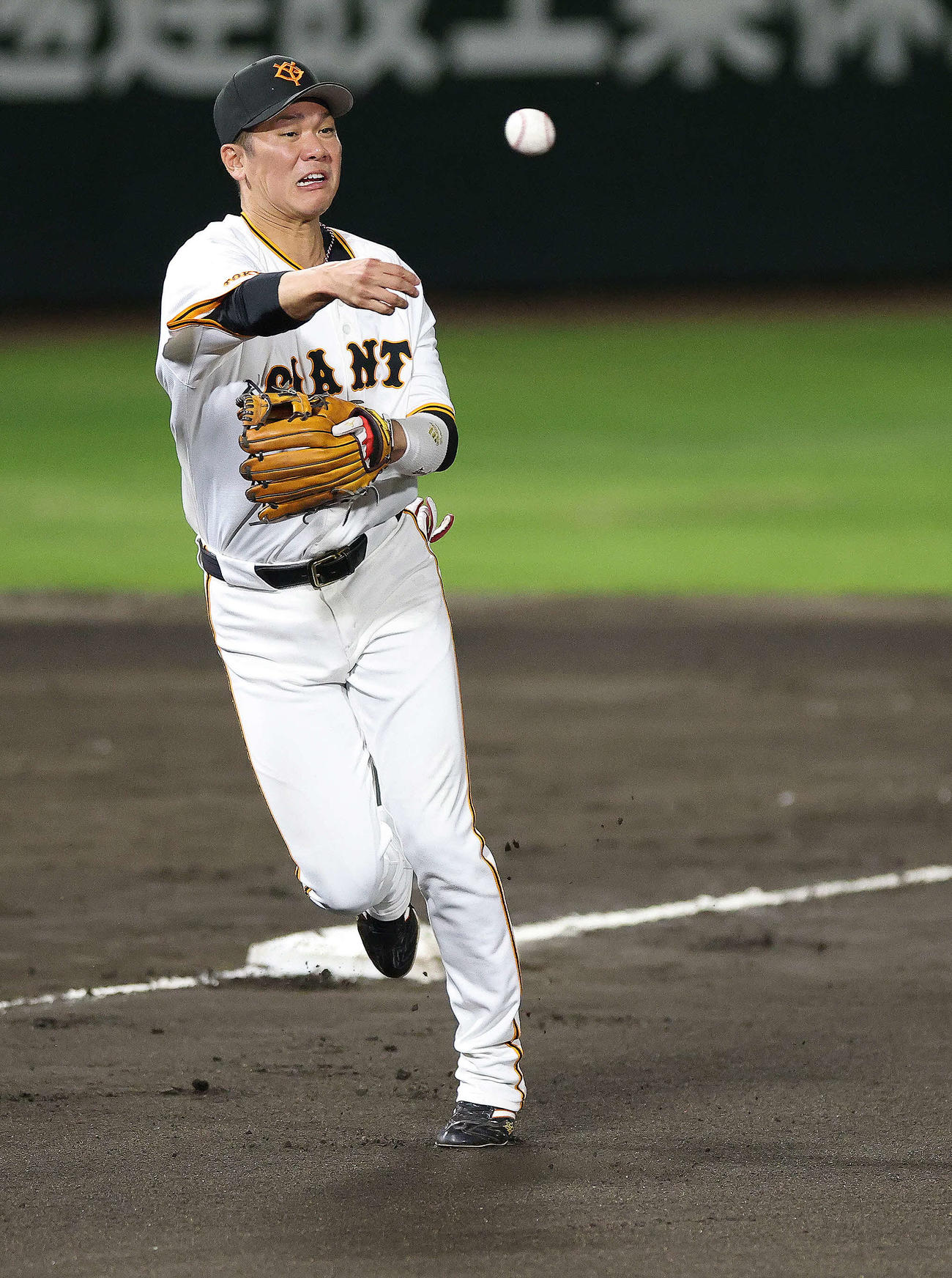 巨人対DeNA 6回表DeNA1死、蝦名の打球を一塁に送球する坂本（撮影・河田真司）