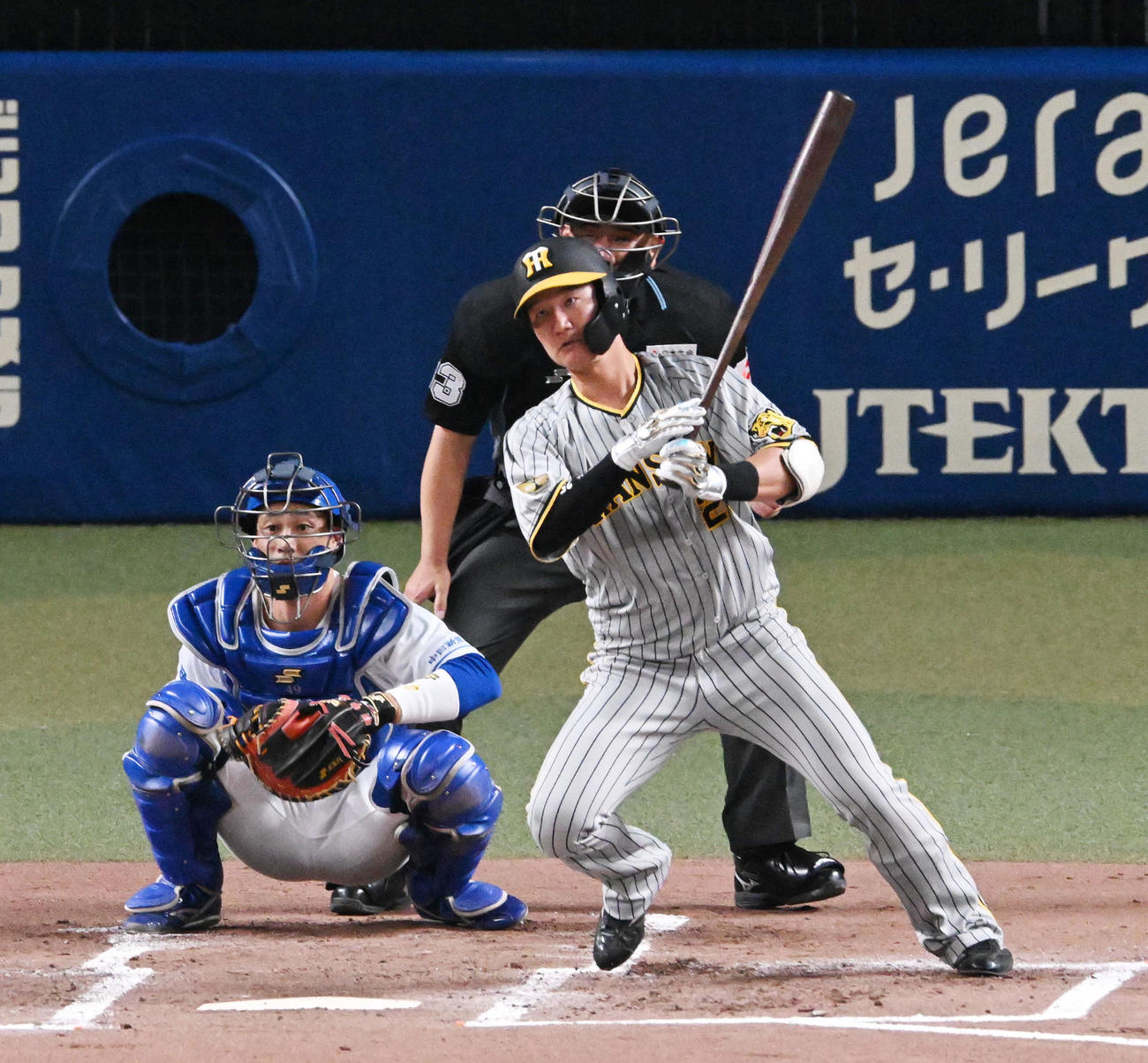 中日対阪神　2回表阪神1死、渡辺は中前打を放つ（撮影・前岡正明）