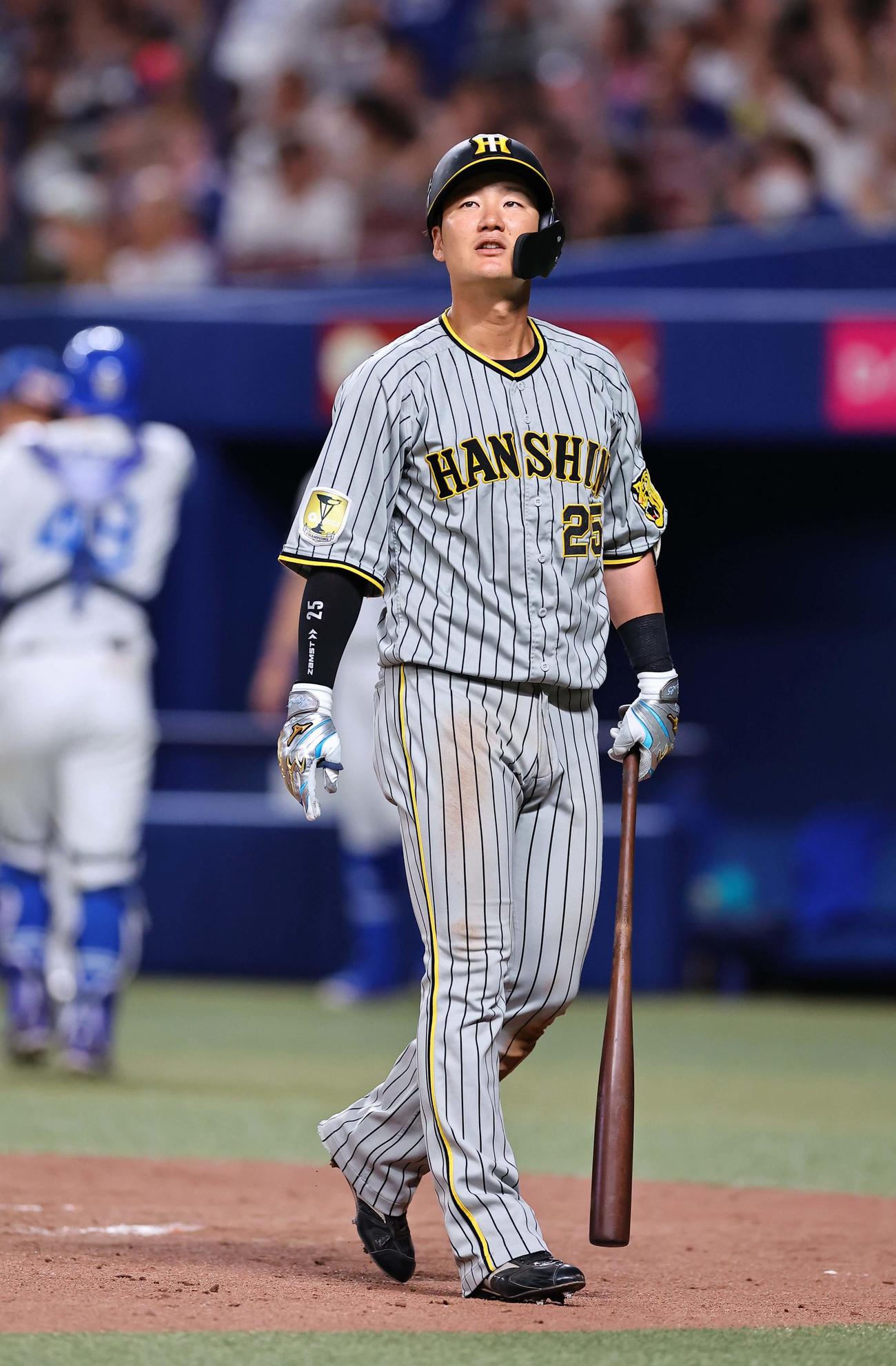 阪神対中日　9回表阪神2死二、三塁、渡辺は三振に倒れる（撮影・上田博志）