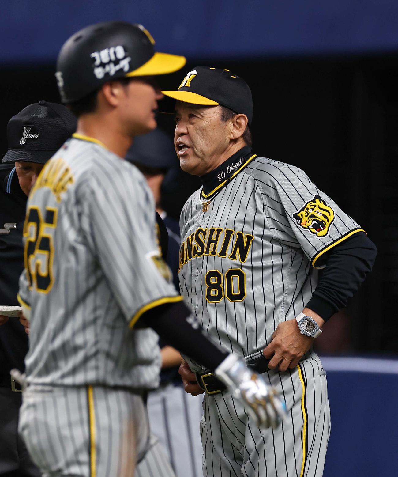 阪神対中日　選手交代を告げる岡田監督。左は渡辺（撮影・上田博志）