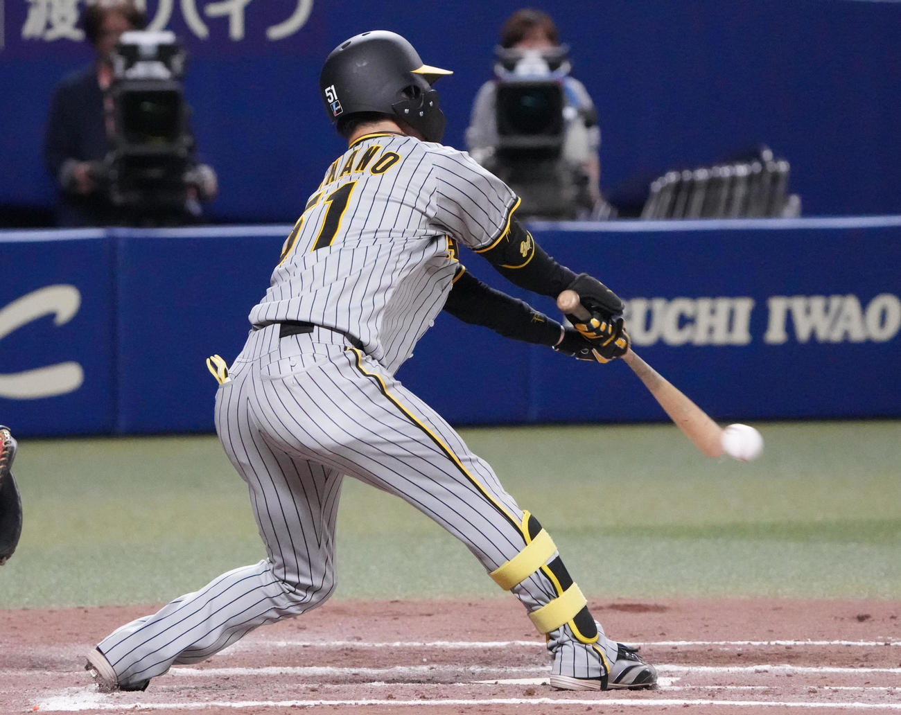 中日対阪神　11回表阪神無死二塁、ニゴロを放つ中野（撮影・森本幸一）