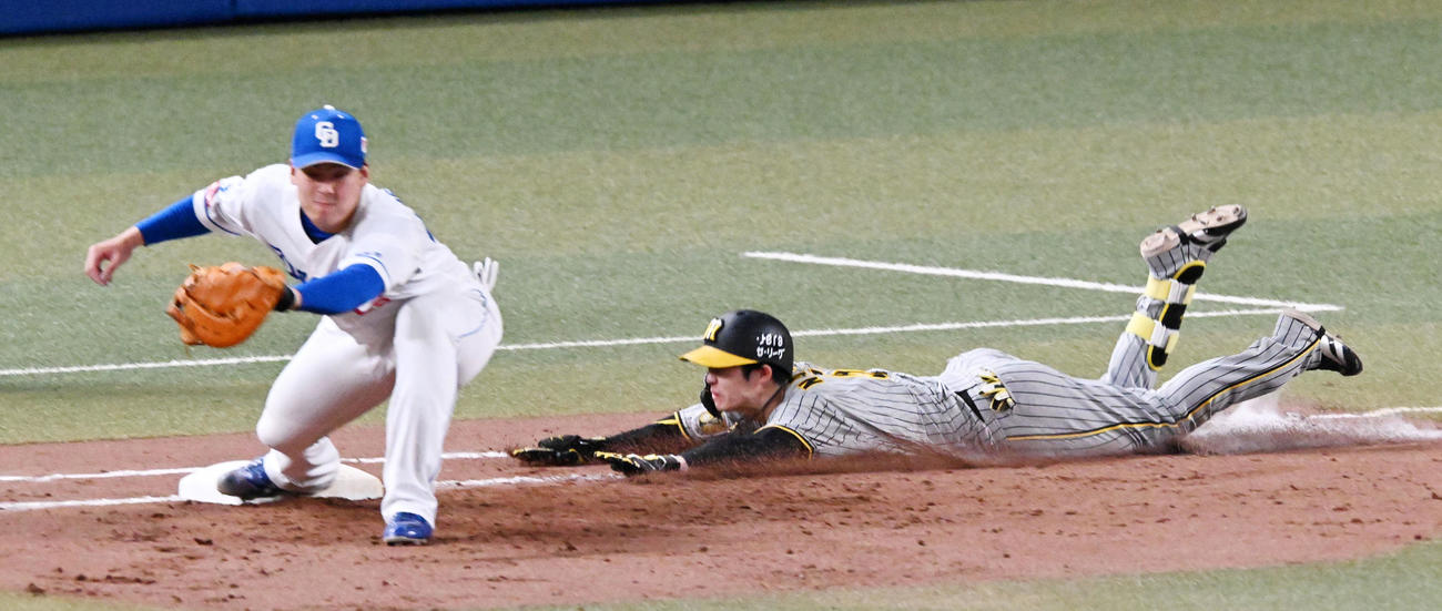 中日対阪神　11回表阪神無死二塁、中野は一塁へヘッドスライディングを見せるが二ゴロに倒れる（撮影・前岡正明）