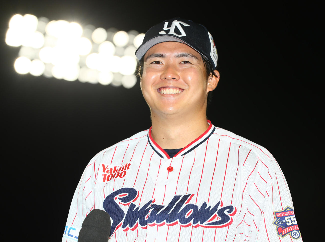 ヤクルト対広島　プロ初勝利を挙げたヤクルト松本健はヒーローインタビューで笑顔を見せる（撮影・上山淳一）