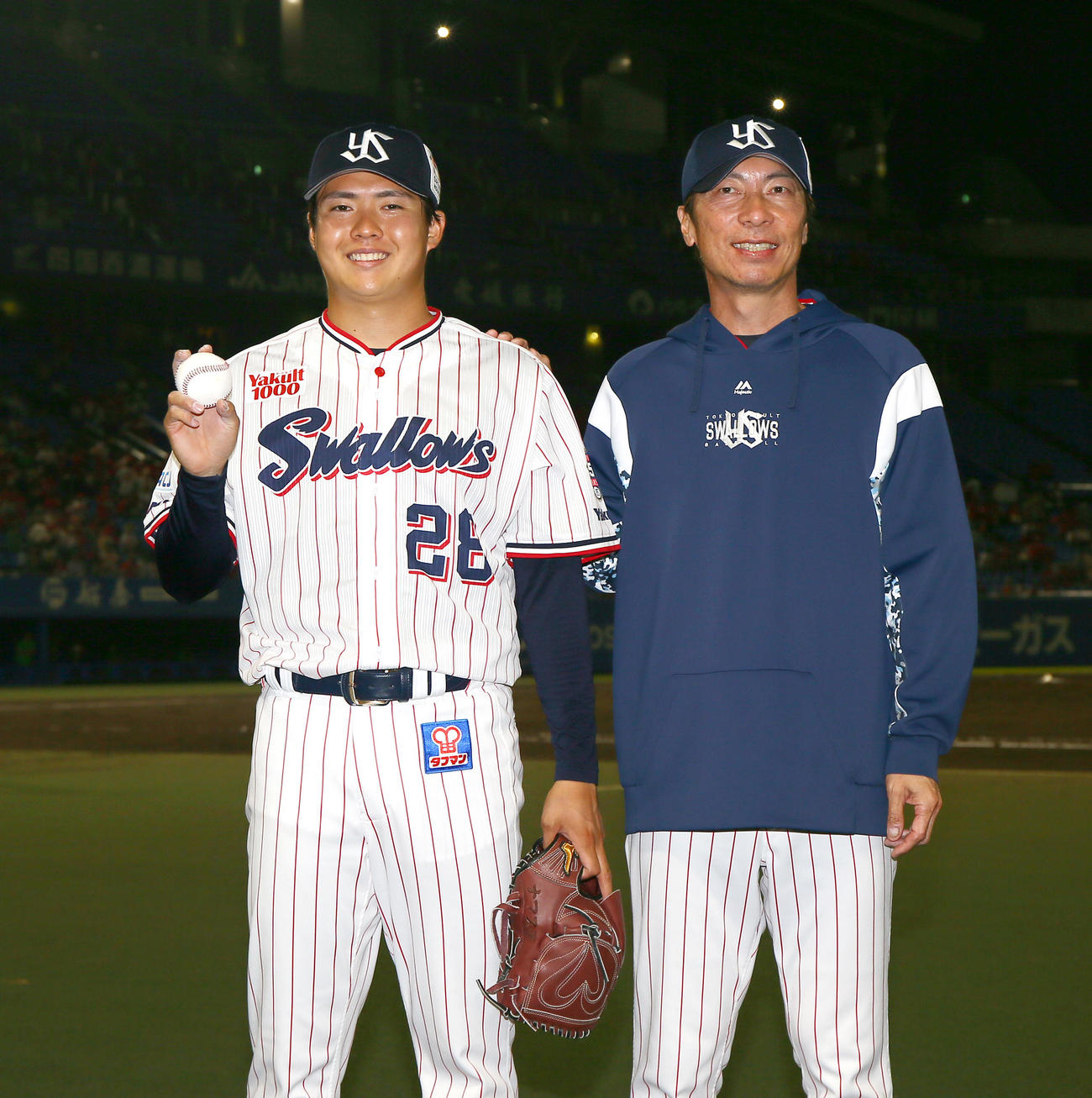 ヤクルト対広島　プロ初勝利を挙げた松本健（左）は高津監督と笑顔で写真に納まる（撮影・上山淳一）