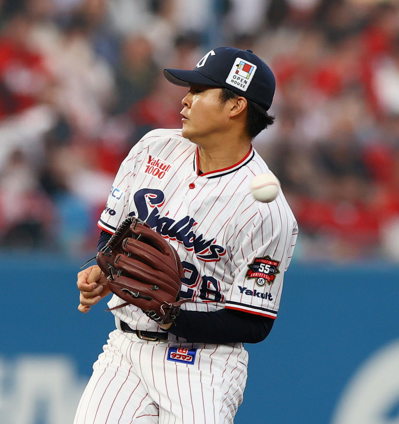ヤクルト対広島　3回表広島無死、松本健は森下の打球をグラブではじき二ゴロとする（撮影・上山淳一）