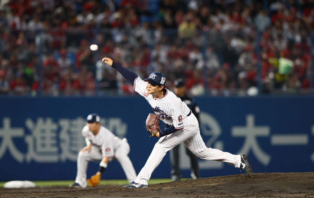 ヤクルト対広島　5回表、力投するヤクルト先発の松本健（撮影・上山淳一）