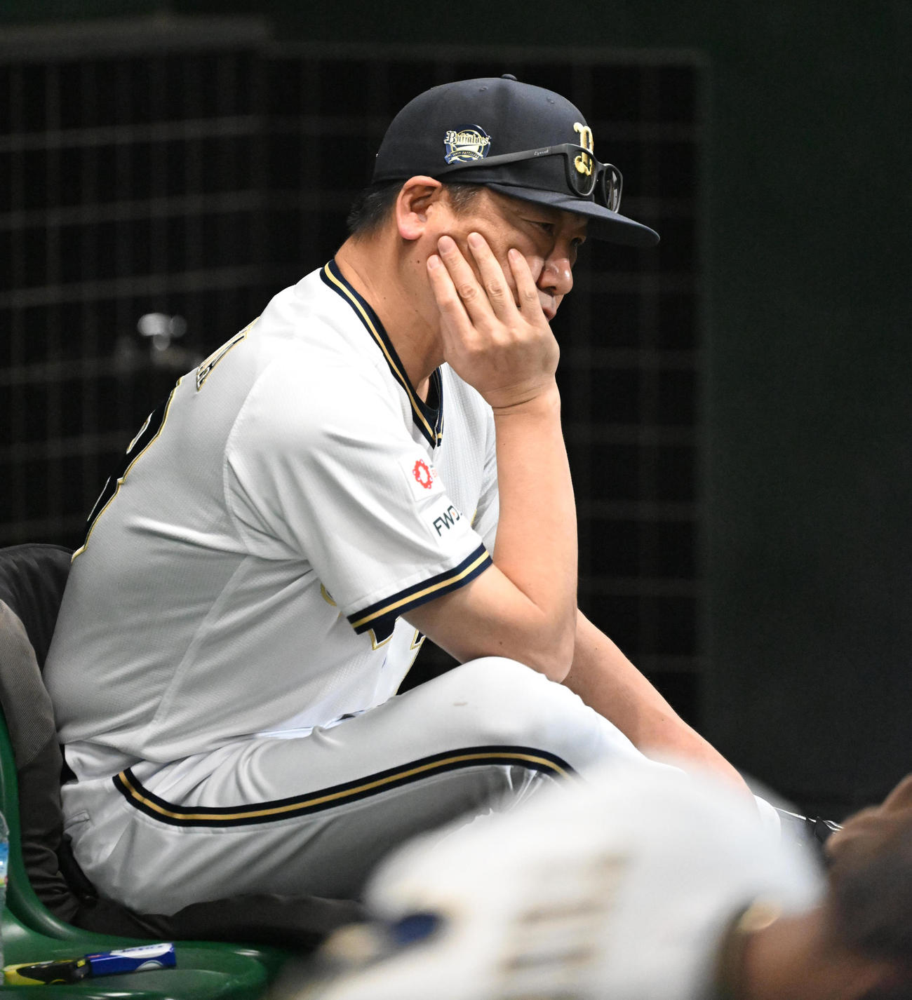 オリックス対ロッテ　7回を終え考え込むオリックス中嶋監督（撮影・和賀正仁）