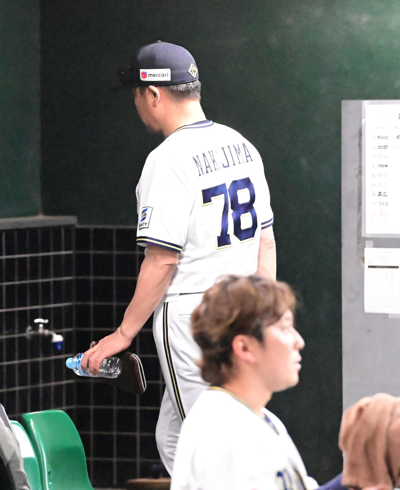 オリックス対ロッテ　ロッテと引き分けとなり、引き揚げるオリックス中嶋監督、手前は西野（撮影・和賀正仁）