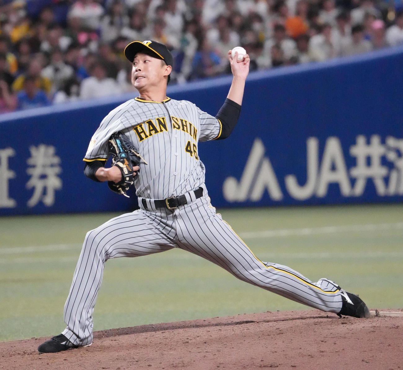 中日対阪神　10回裏、阪神4番手で登板する島本（撮影・森本幸一）