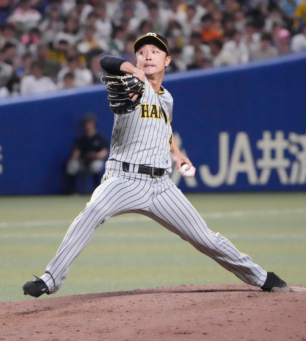 中日対阪神　10回裏、阪神4番手で登板する島本（撮影・森本幸一）