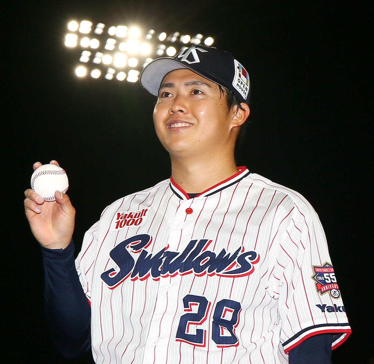 ヤクルト対広島　プロ初勝利を挙げたヤクルト松本健はウイニングボイールを手に笑顔を見せる（撮影・上山淳一）