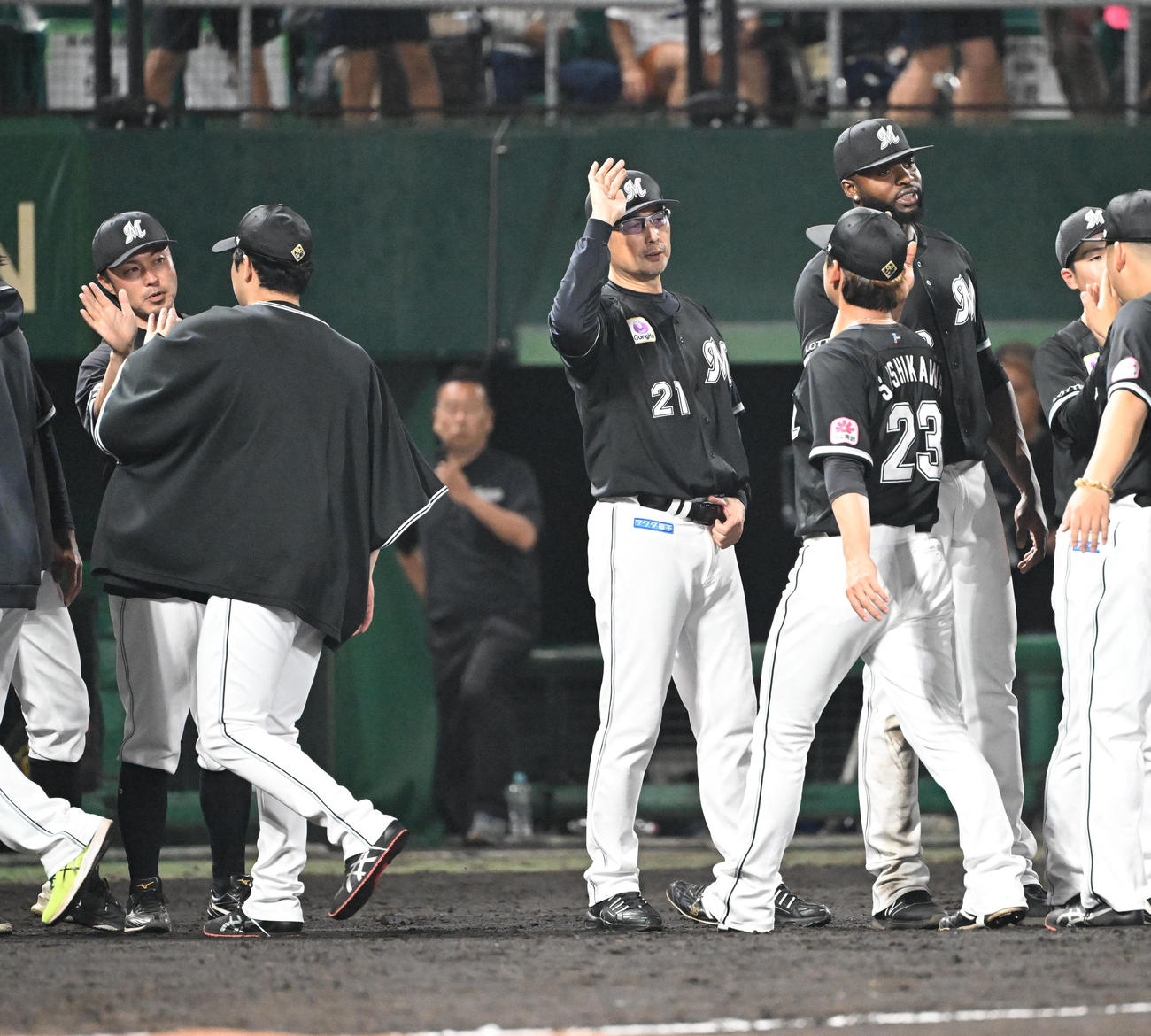 オリックス対ロッテ　オリックスと引き分けとなりナインを迎えるロッテ吉井監督（撮影・和賀正仁）