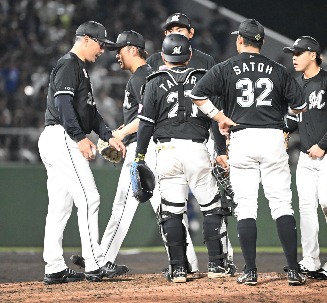 オリックス対ロッテ　9回、自らマウンドに行き鈴木に代わり沢村をマウンドに送る吉井監督（撮影・和賀正仁）