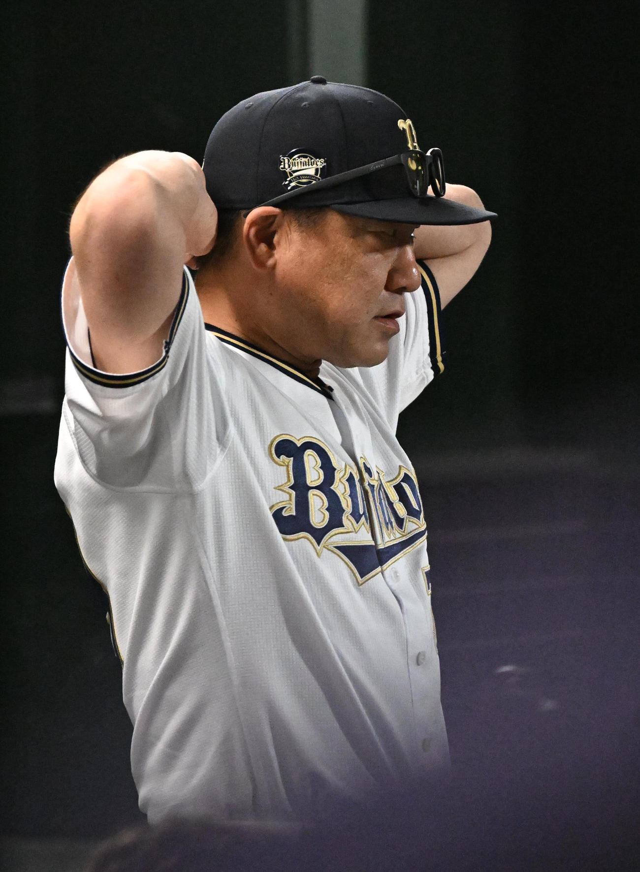 オリックス対ロッテ　7回を終え考え込むオリックス中嶋監督（撮影・和賀正仁）