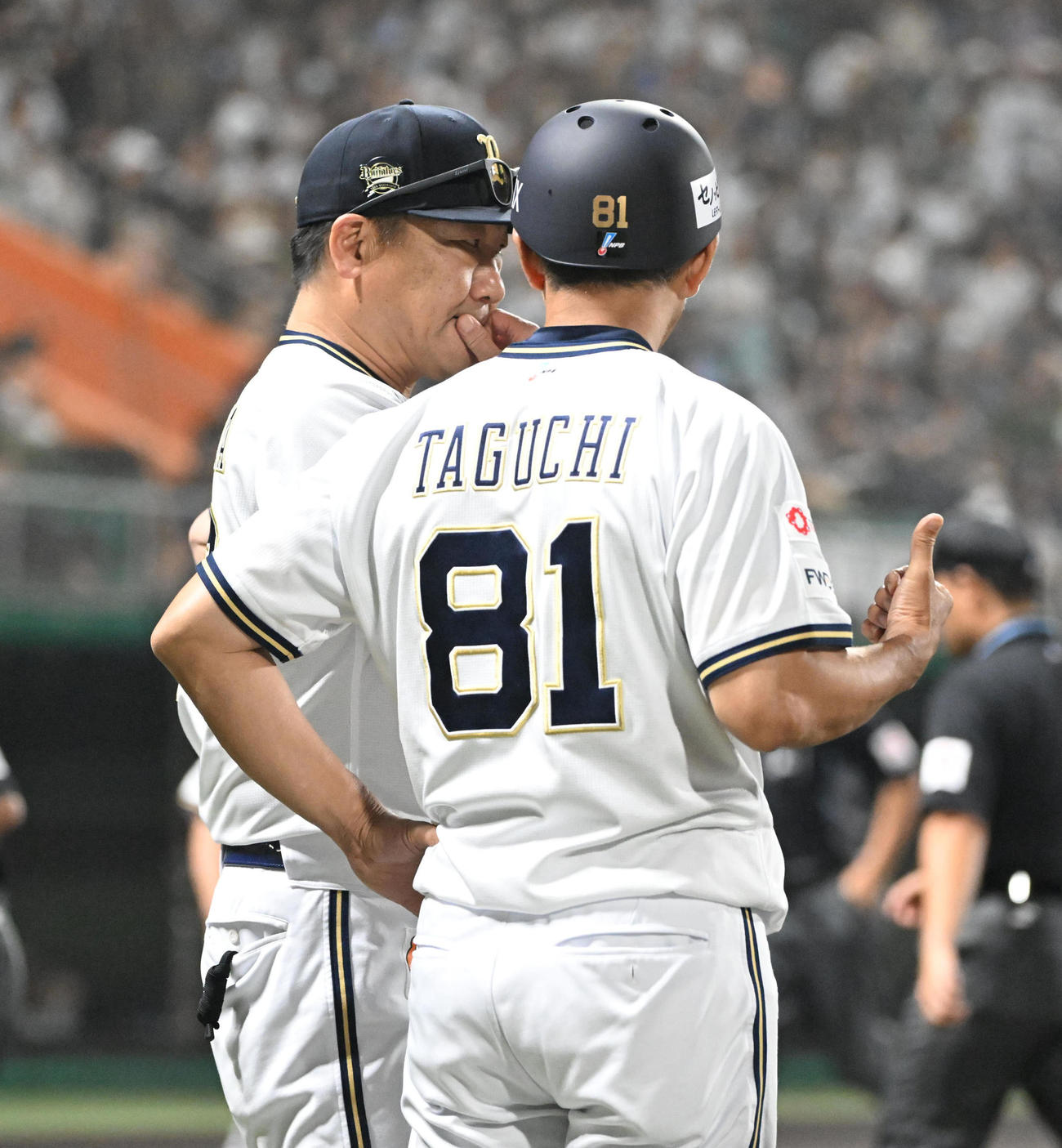 オリックス対ロッテ　延長に入り田口コーチ（右）と話すオリックス中嶋監督（撮影・和賀正仁）