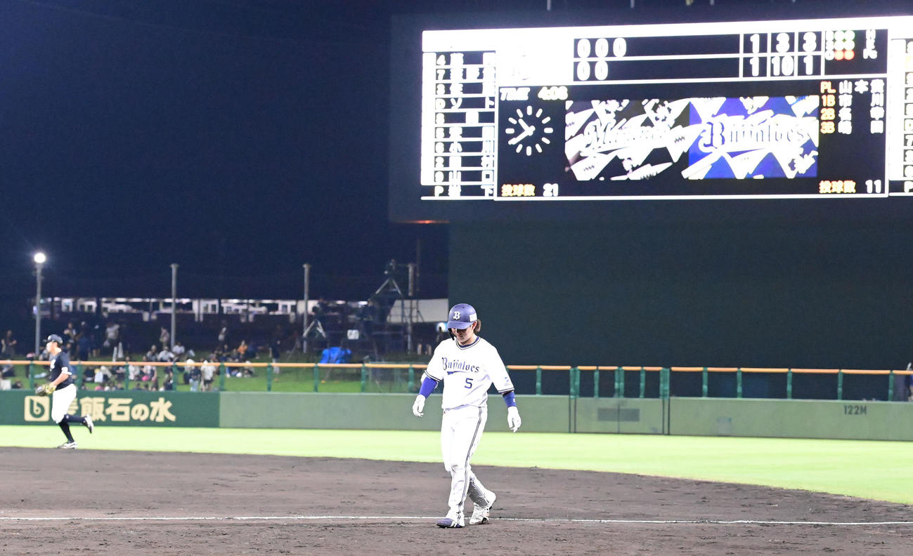 オリックス対ロッテ　12回裏オリックス2死一塁、西野は遊ゴロに倒れ試合終了、引き分けとなる（撮影・和賀正仁）