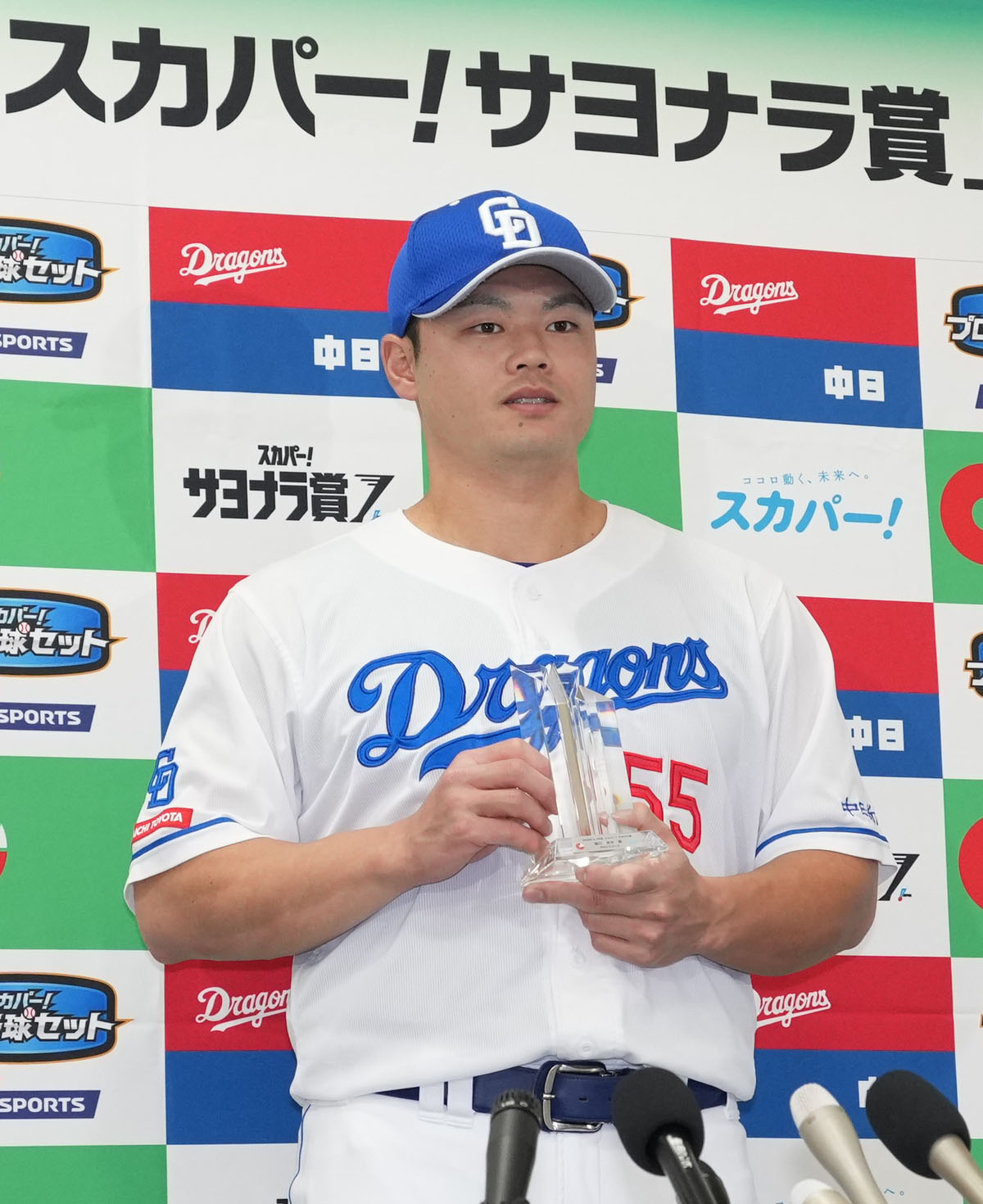 3・4月度の月間スカパー！サヨナラ賞を受賞し記念トロフィーを手にする細川（撮影・森本幸一）