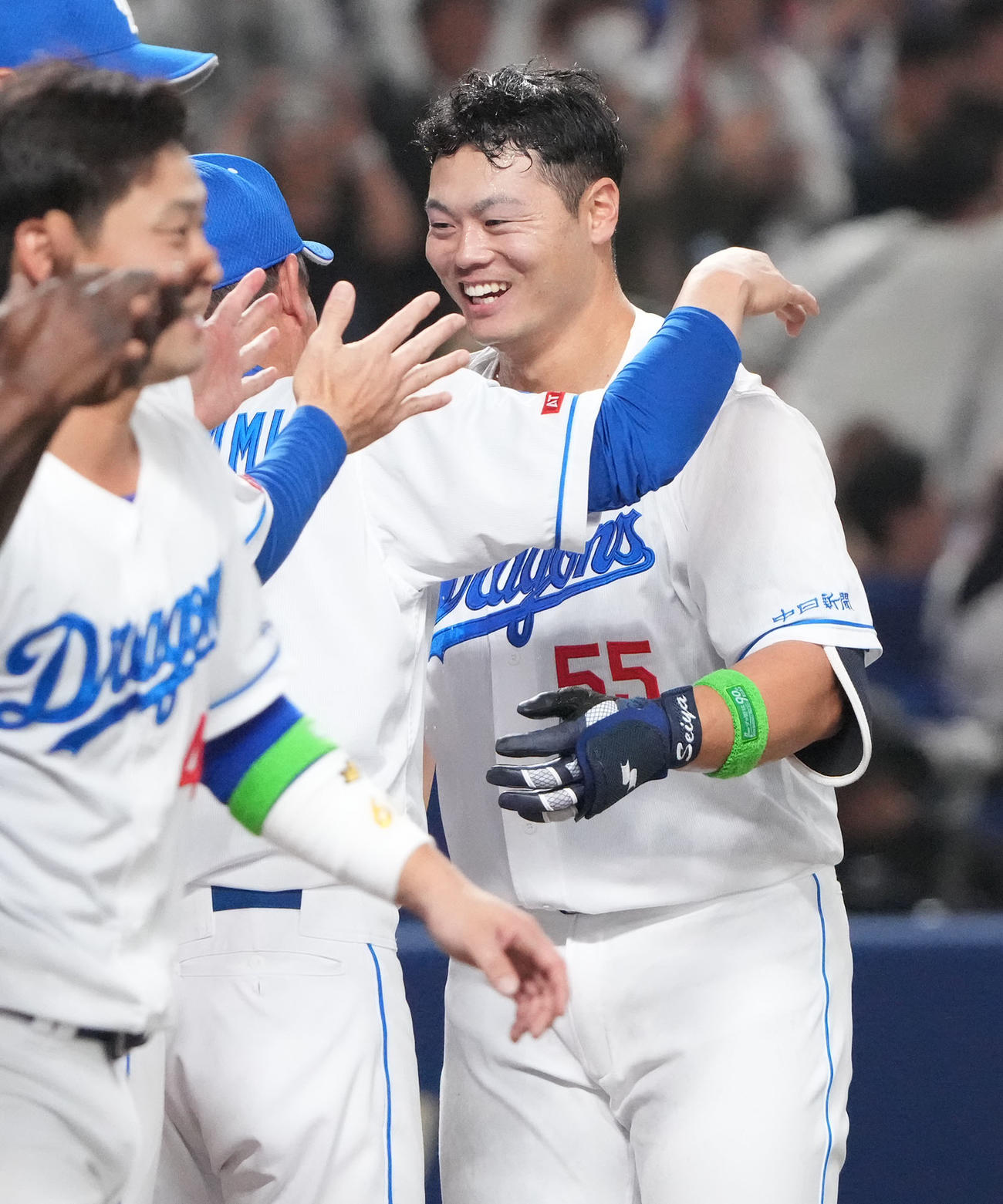 4月2日巨人戦 11回裏中日無死、左越えサヨナラ本塁打を放ち立浪監督に祝福される細川（右）