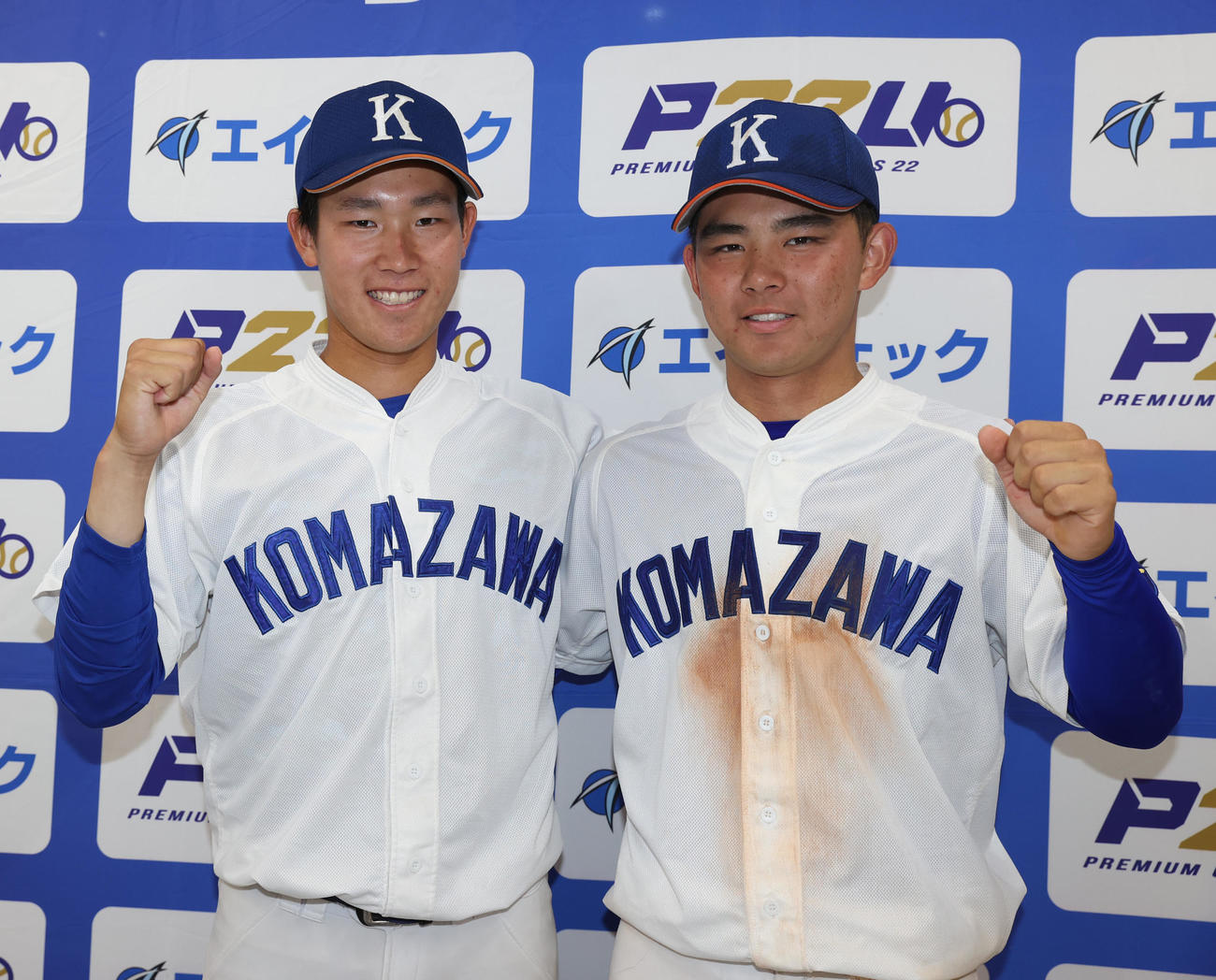 駒大対国学院大　勝利投手の仲井（左）と猛打賞の永野はガッツポーズする（撮影・柴田隆二）