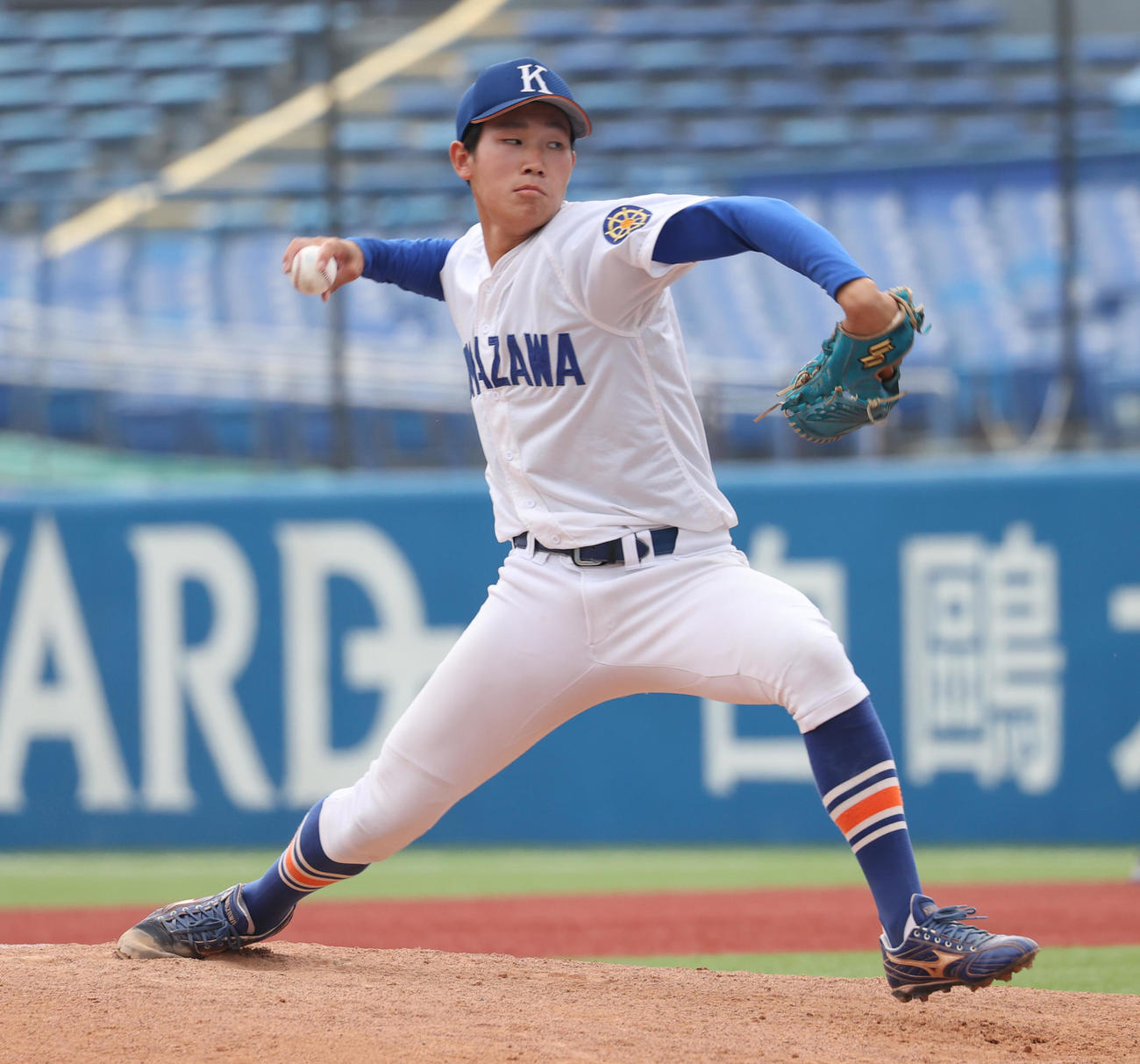 駒大対国学院大　4回途中から登板した駒大・仲井（撮影・柴田隆二）