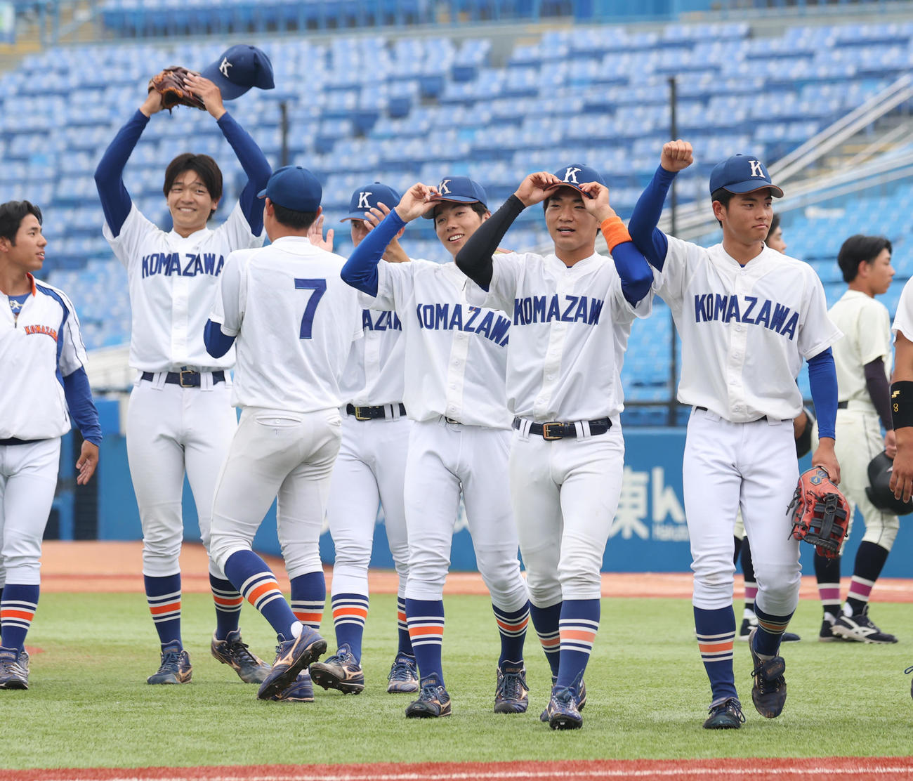 駒大対国学院大　勝利し喜ぶ駒大ナイン（撮影・柴田隆二）