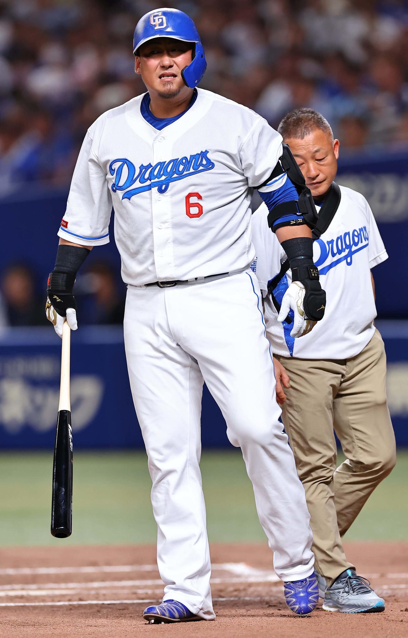 阪神対中日　2回裏中日無死、自打球を当てた中田は表情をゆがめる（2024年5月15日撮影）
