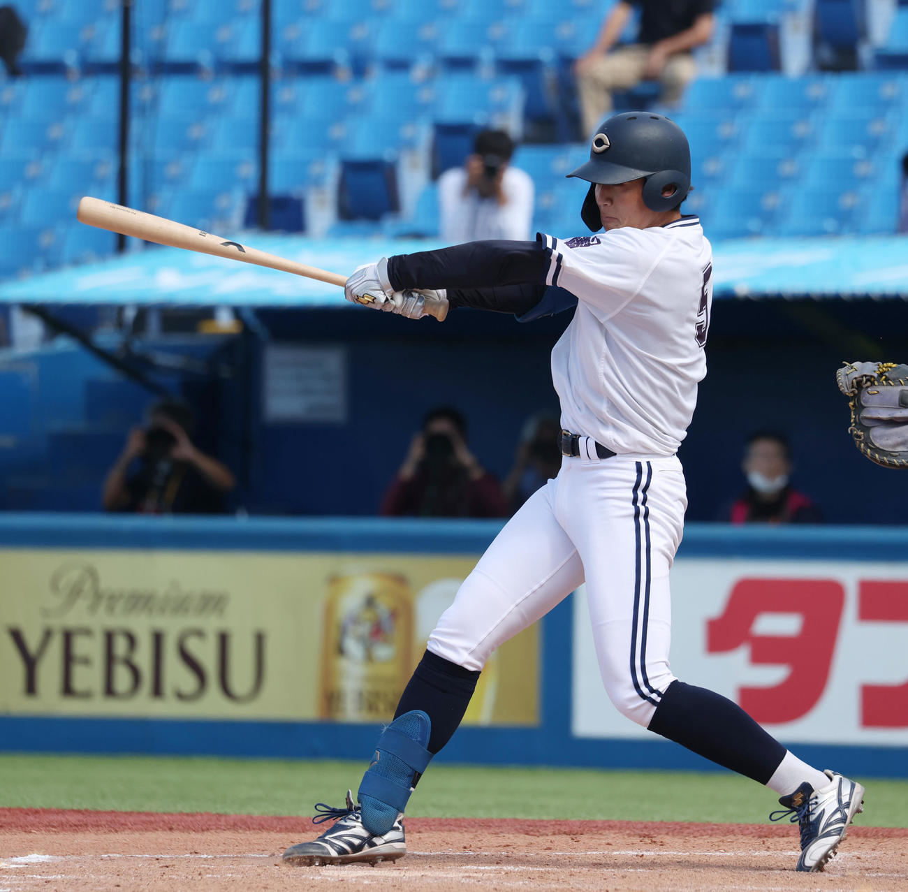 亜大対中大　6回裏中大1死二、三塁、代打佐藤豪は中前に逆転の適時打を放つ（撮影・柴田隆二）