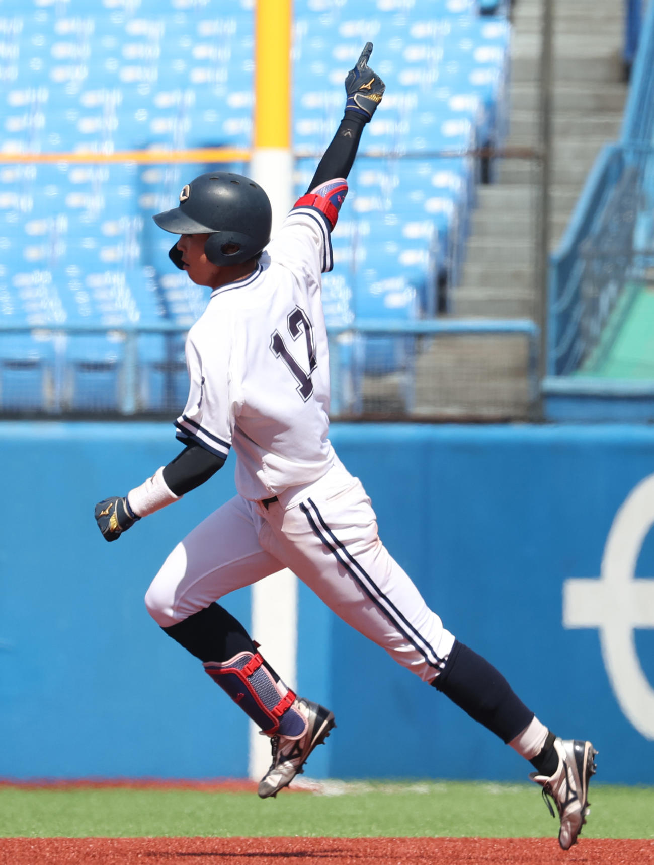 亜大対中大　7回裏中大無死、佐藤壱は右越えに本塁打を放つ（撮影・柴田隆二）