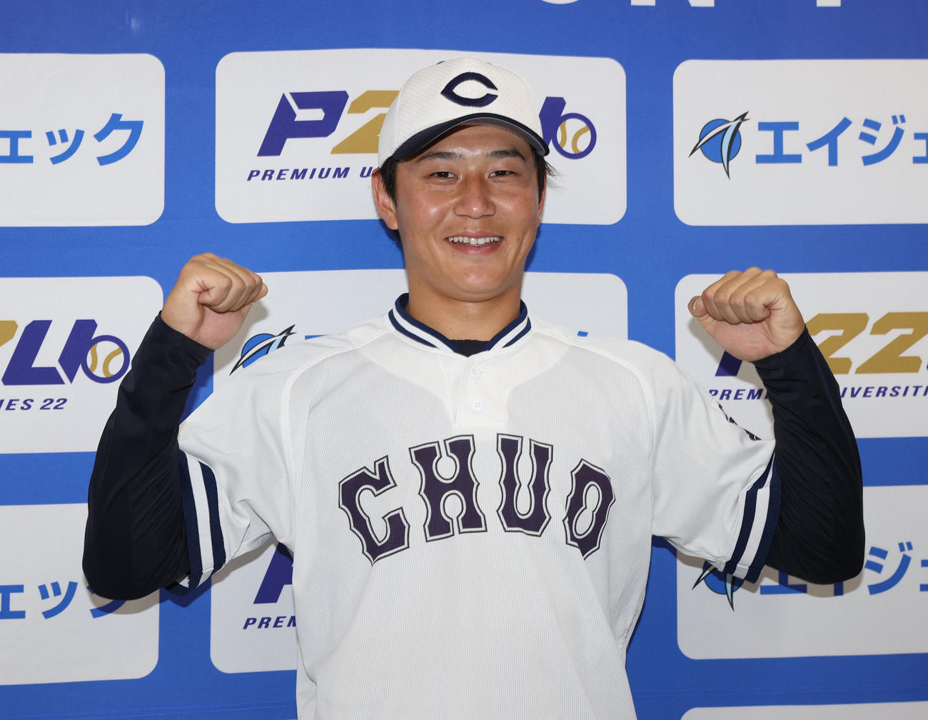 亜大対中大　代打で逆転打の中大・佐藤豪はガッツポーズする（撮影・柴田隆二）