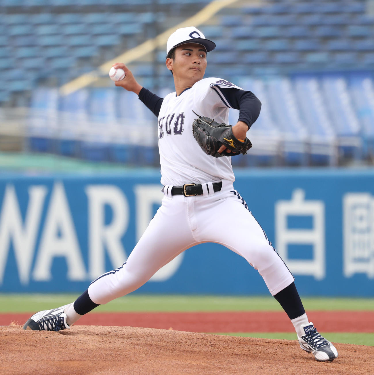 亜大対中大　先発した中大・東恩納（撮影・柴田隆二）