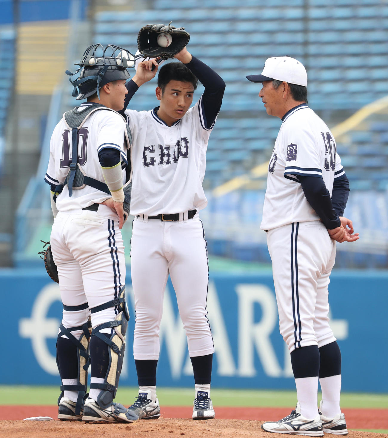 亜大対中大　先発した中大・東恩納（中央）は1回途中3安打4失点で降板した。右は清水監督（撮影・柴田隆二）