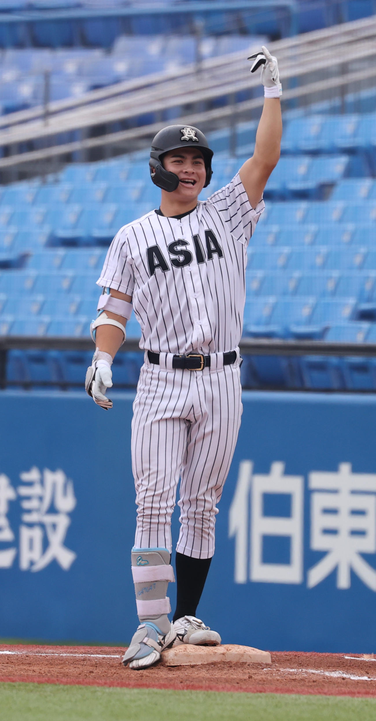 亜大対中大　1回表亜大1死二塁、石川は中前に適時打を放ち喜ぶ（撮影・柴田隆二）