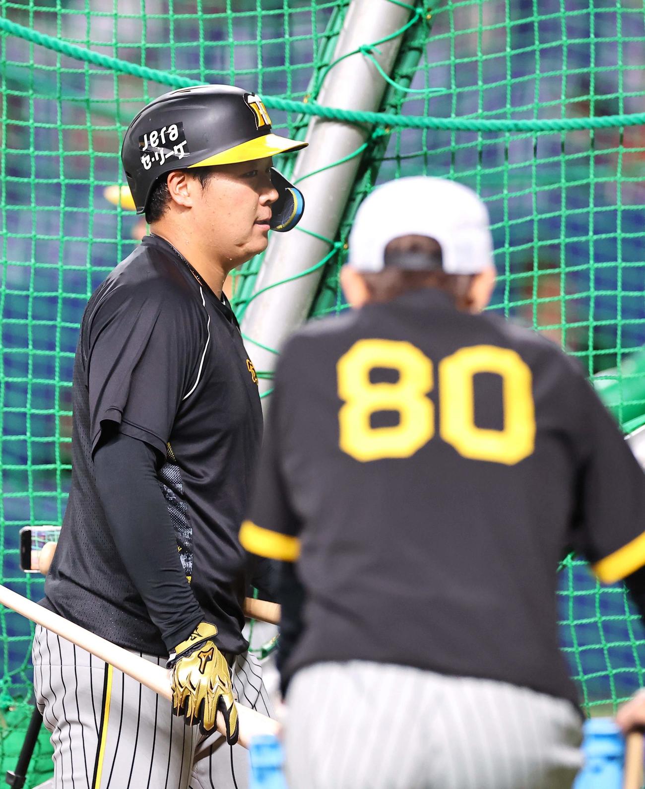 阪神対中日　フリー打撃練習を終えた大山（左）は岡田監督の前を通ってベンチに引き揚げる（撮影・上田博志）