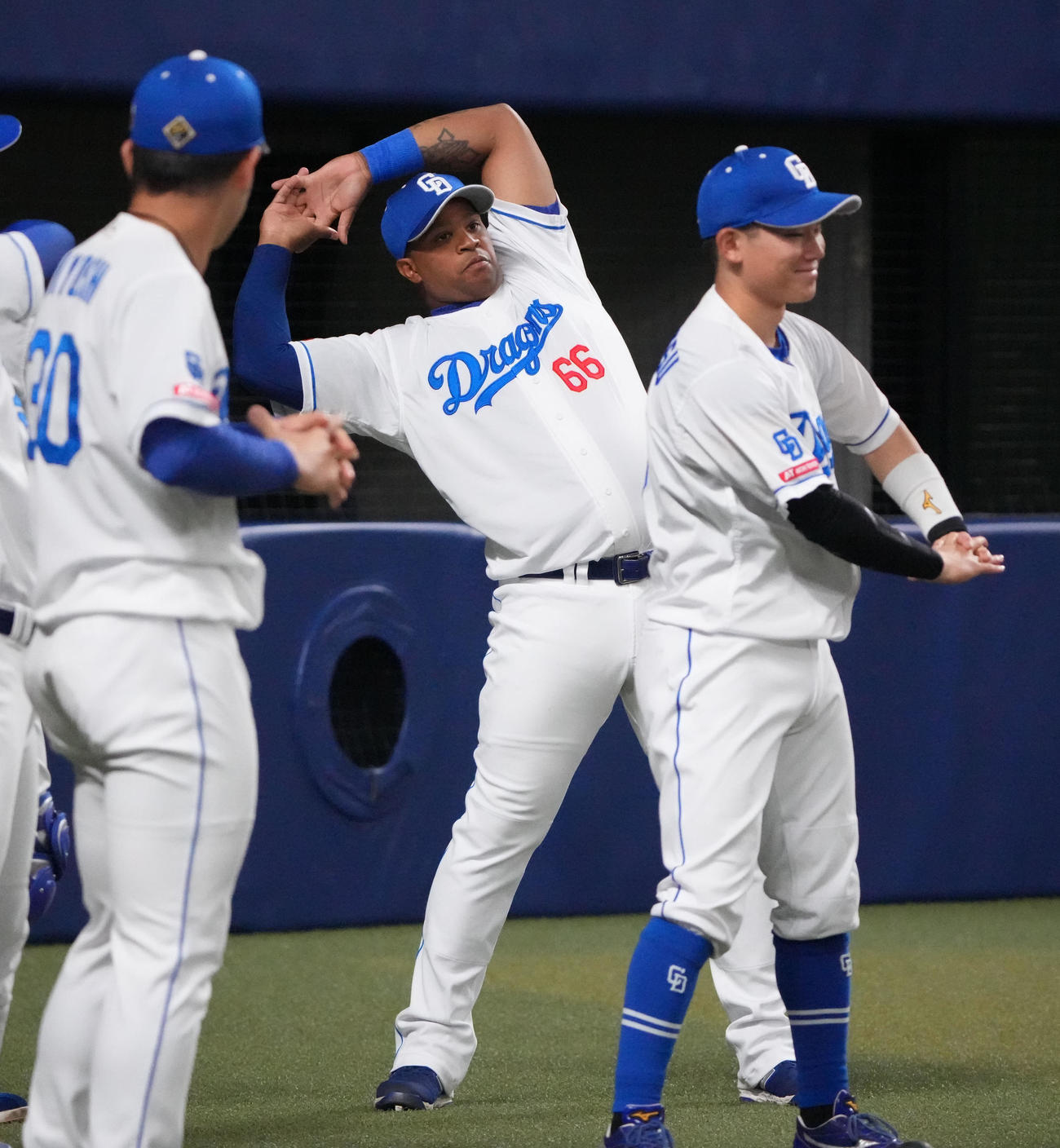 中日対阪神　試合前、一軍に合流しウォーミングアップをするビシエド（中央）（撮影・森本幸一）
