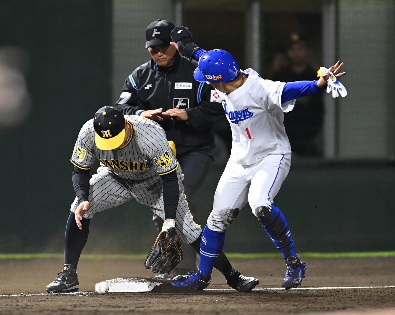 14日中日戦の8回裏、捕手坂本からの送球を落とす阪神佐藤輝明