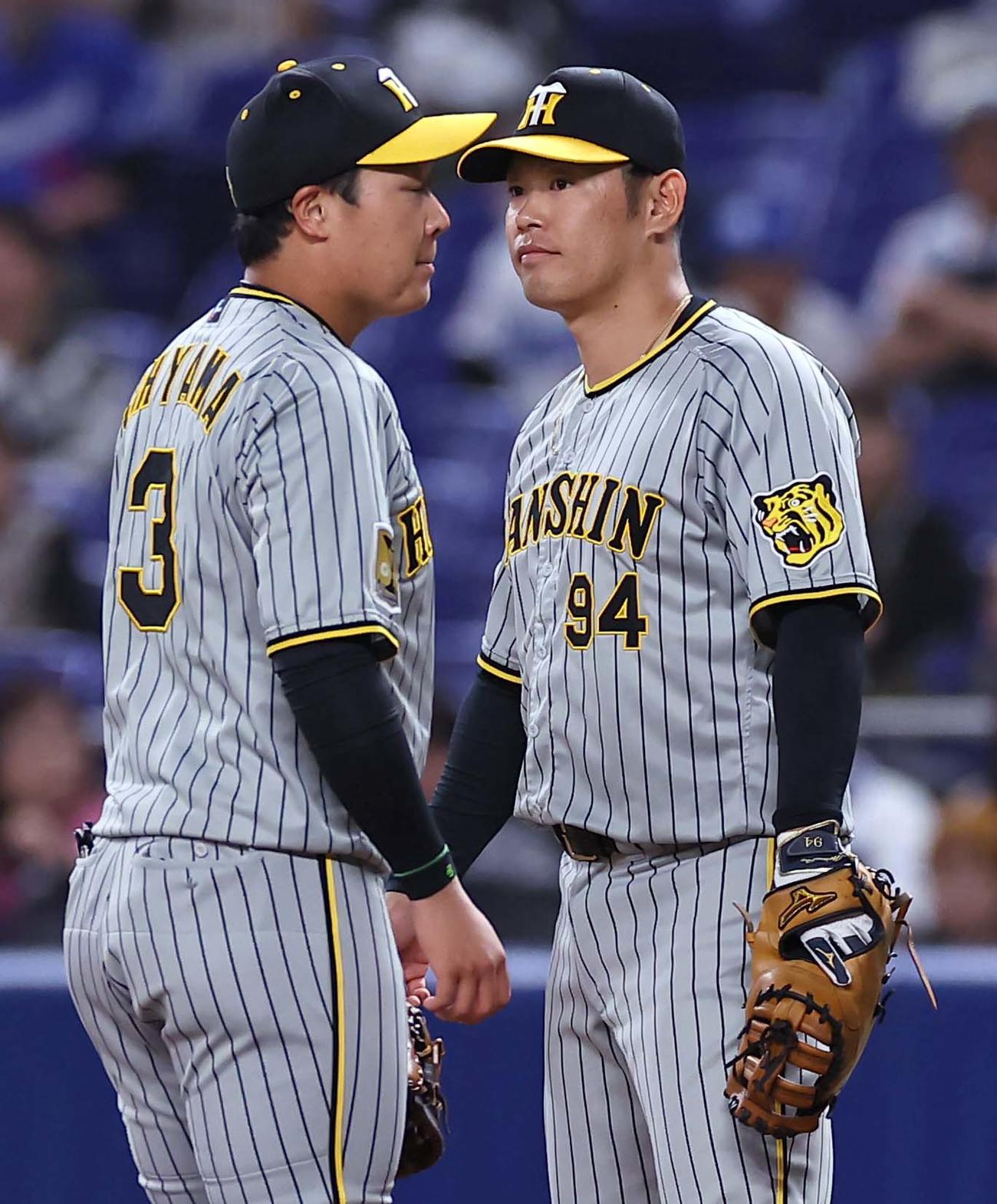 阪神対中日　4番スタメンとなった原口（右）とスタメン落ちの大山（撮影・上田博志）