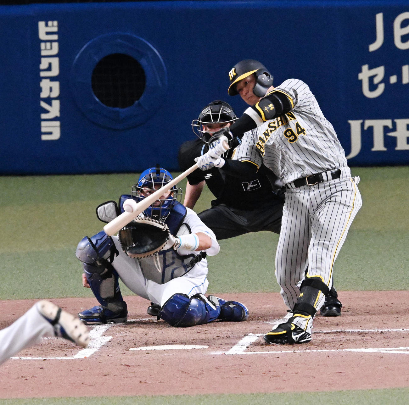 中日対阪神　1回表阪神1死二、三塁、原口の三塁への打球を石川昂が適時失策、宣せ点を挙げる（撮影・前岡正明）