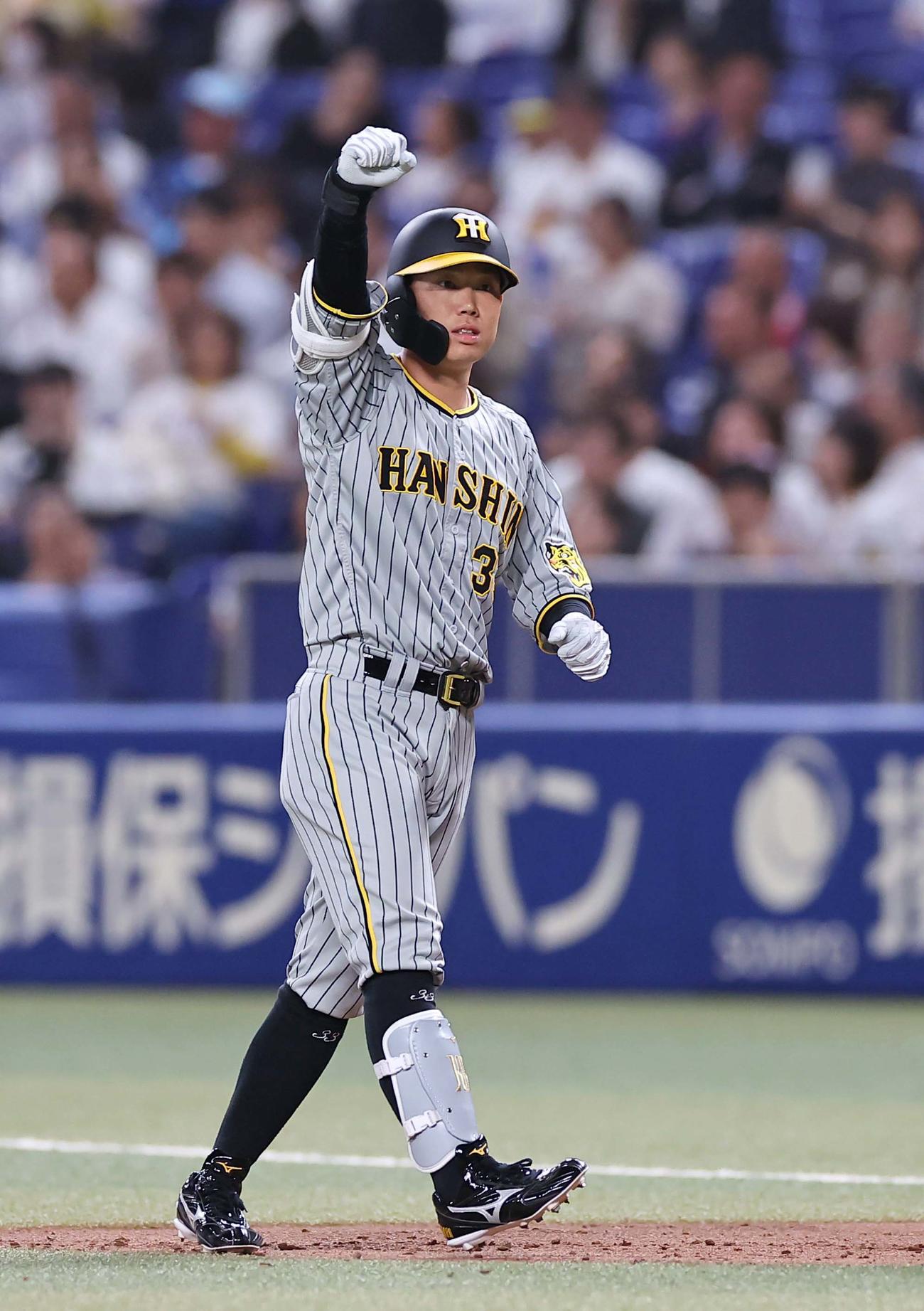 阪神対中日　1回表阪神1死一、三塁、適時打を放った糸原はガッツポーズをする（撮影・上田博志）