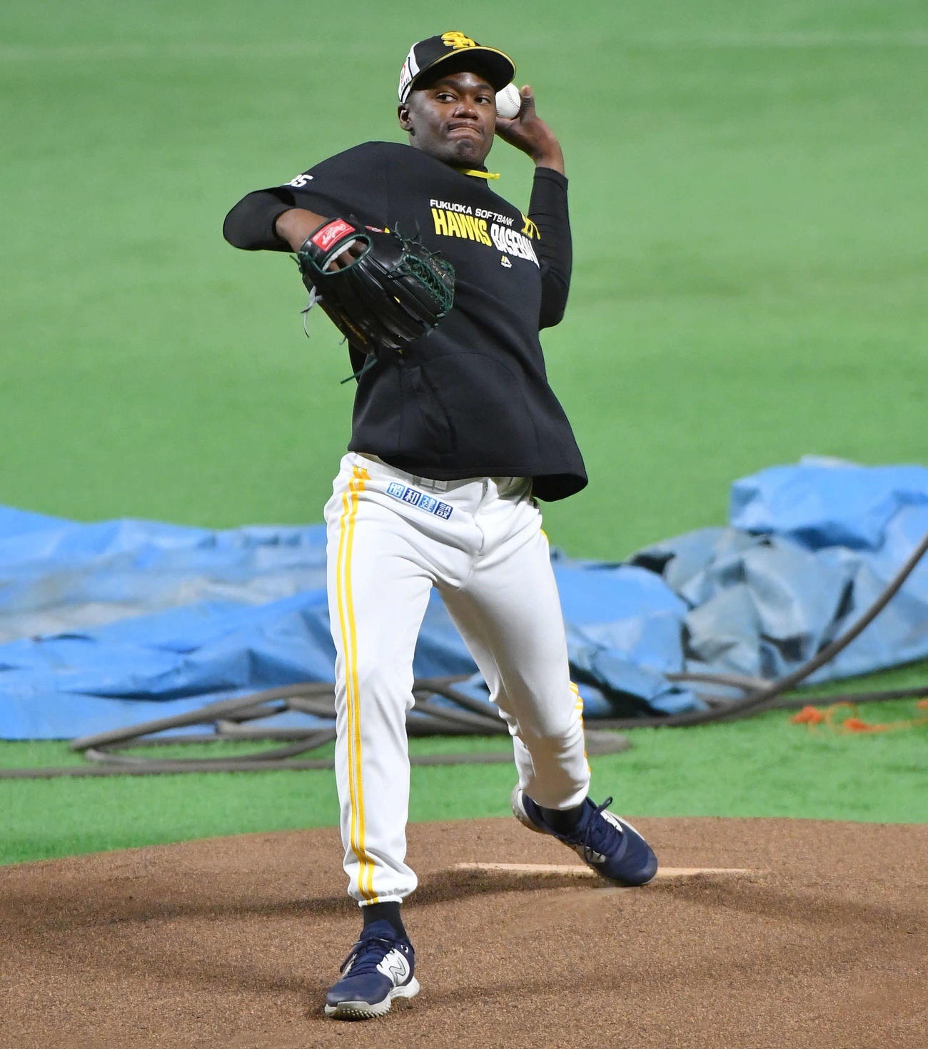 マウンドの感触を確かめながら投球するモイネロ（撮影・岩下翔太）