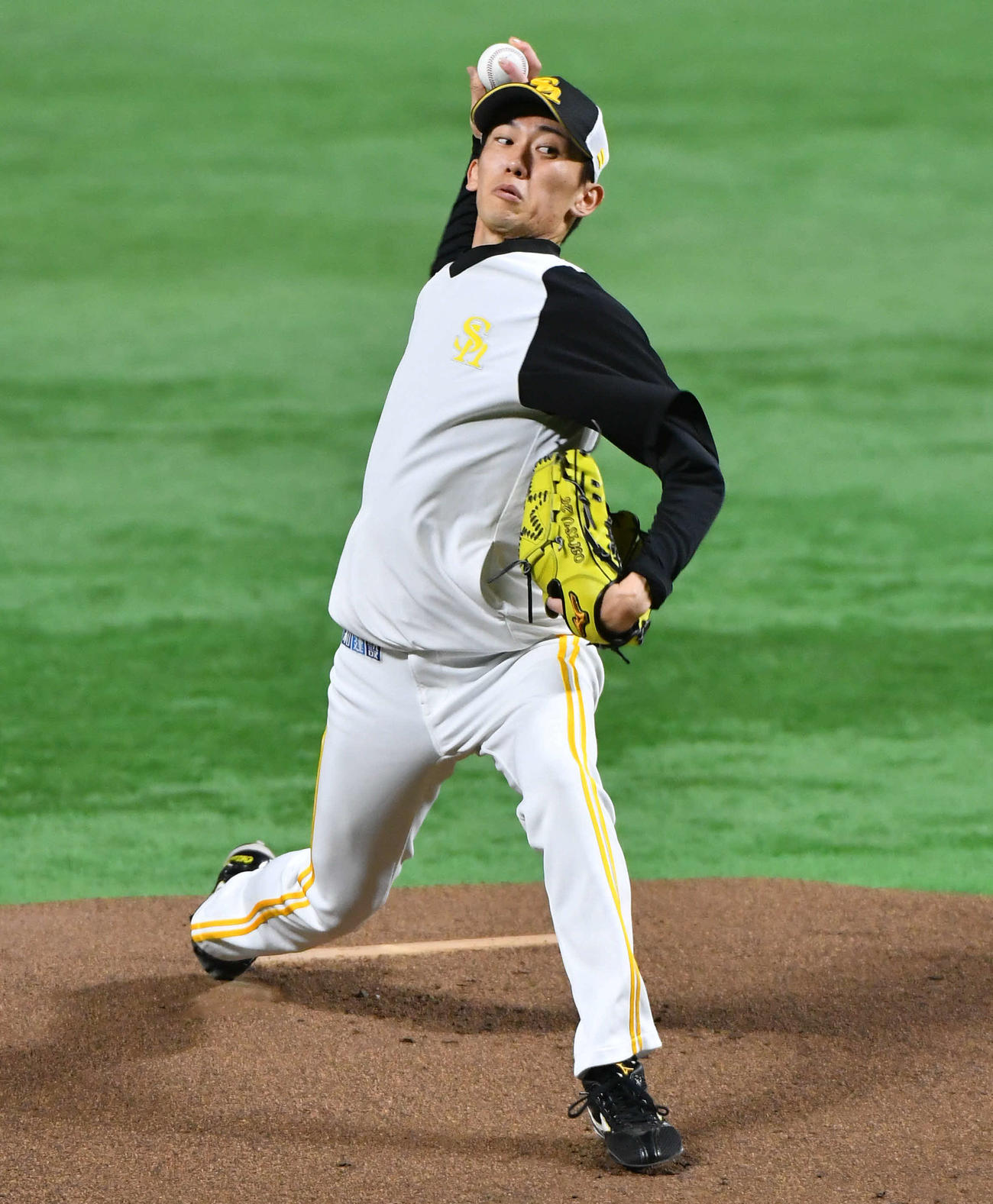 マウンドで投げ込む大津（撮影・岩下翔太）