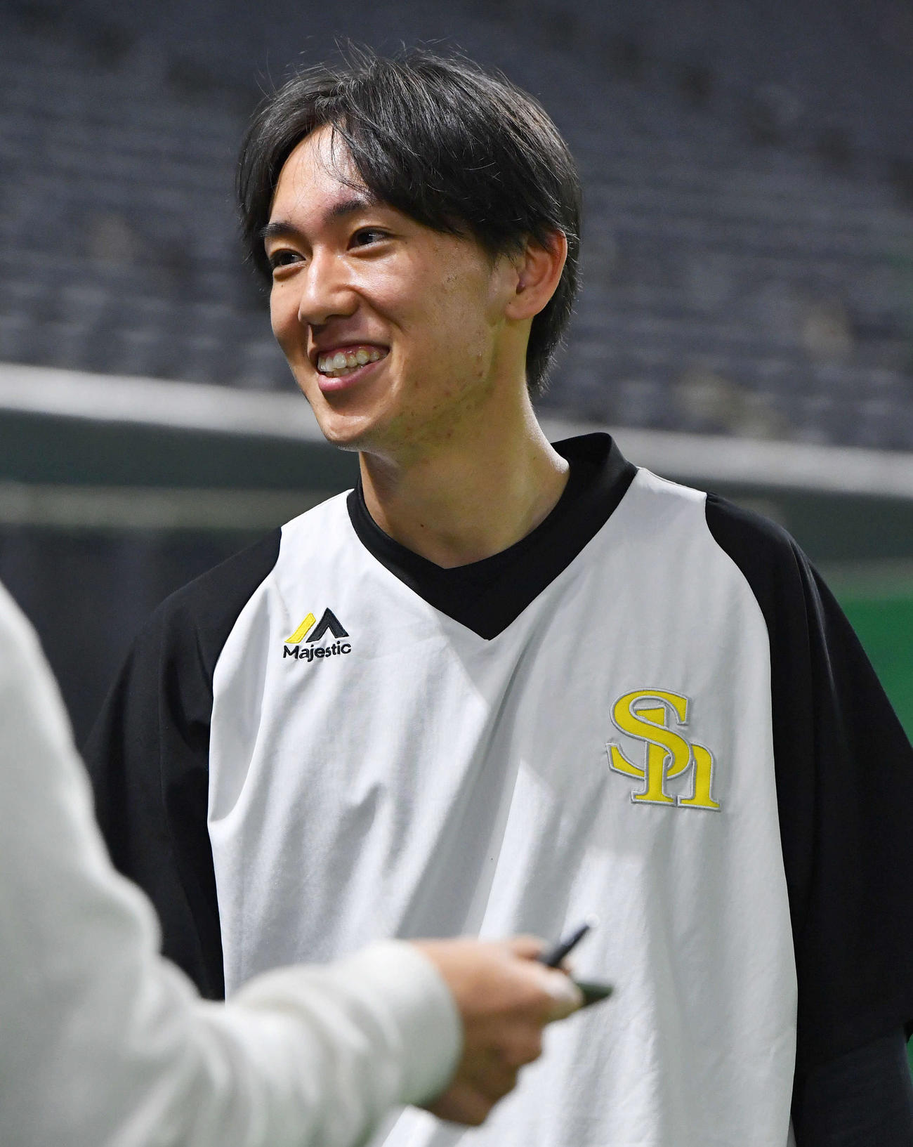 囲み取材で笑顔を見せる大津（撮影・岩下翔太）