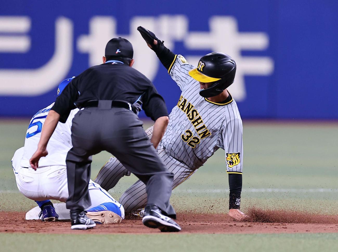 阪神対中日　3回表阪神2死一塁、井上は二盗を決める（撮影・上田博志）