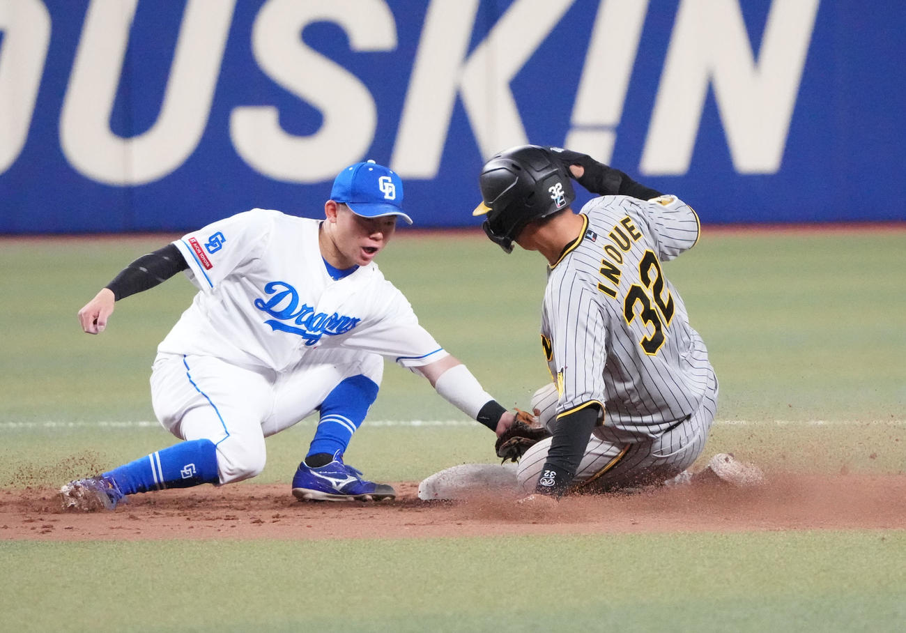 中日対阪神　3回表阪神2死一塁、盗塁成功する井上（右）ベースカバーは村松（撮影・森本幸一）