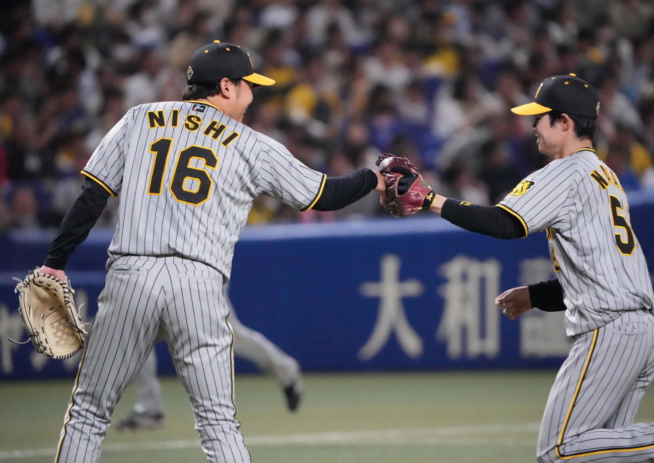 中日対阪神　3回終了、好守を見せた中野とタッチを交わす西勇（左）（撮影・森本幸一）