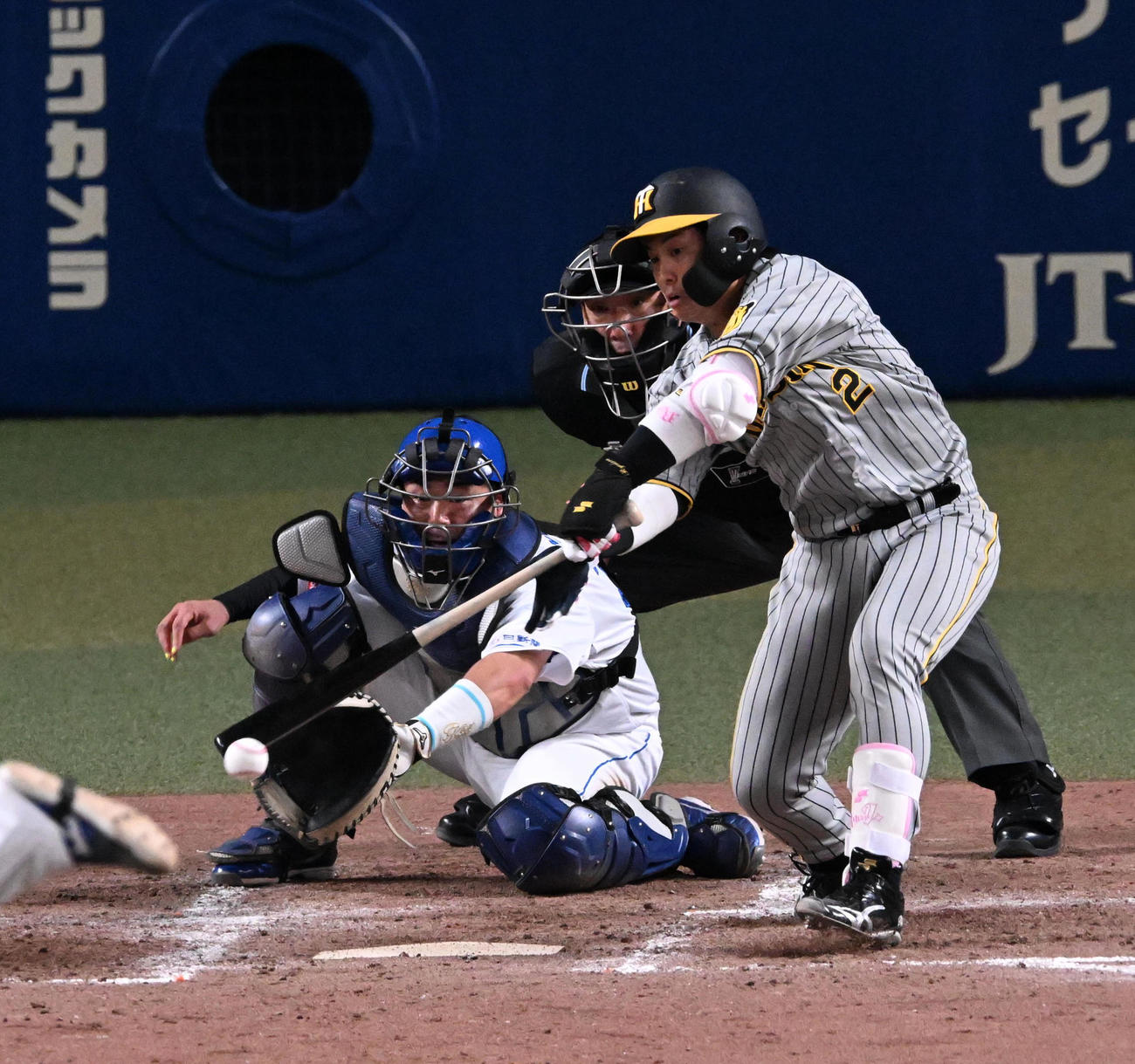 中日対阪神　4回表阪神無死一、二塁、梅野は二塁適時内野安打を放つ（撮影・前岡正明）