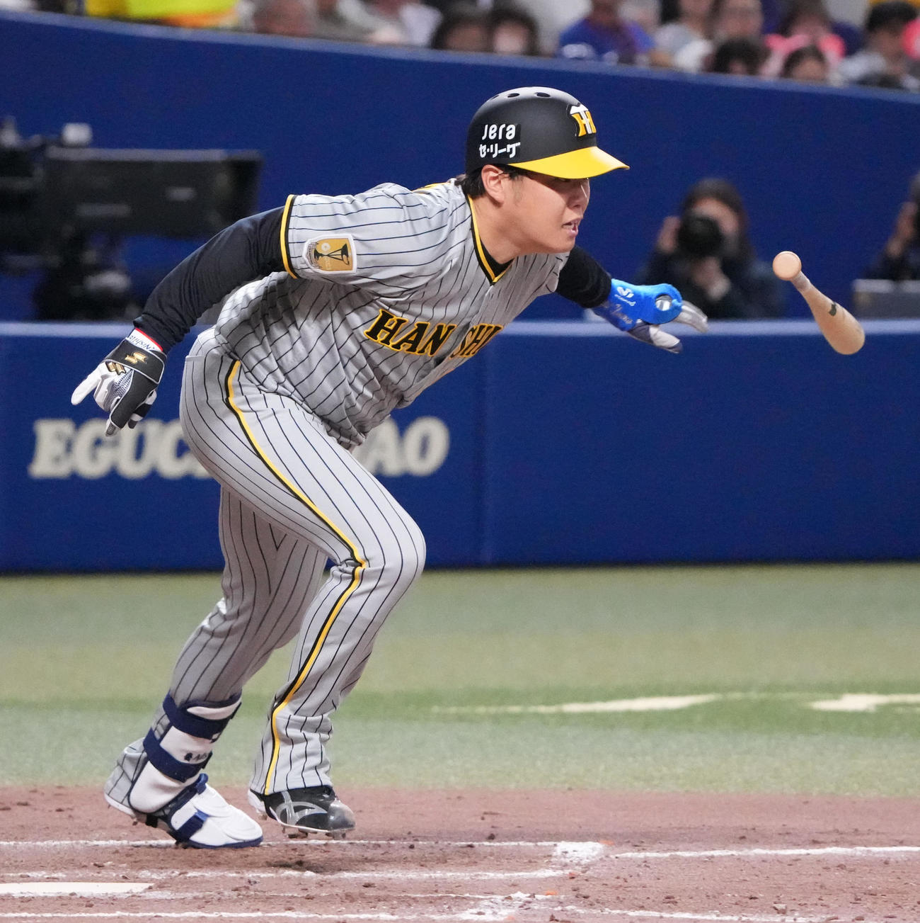 中日対阪神　4回表阪神無死満塁、右前適時打を放つ西勇（撮影・森本幸一）